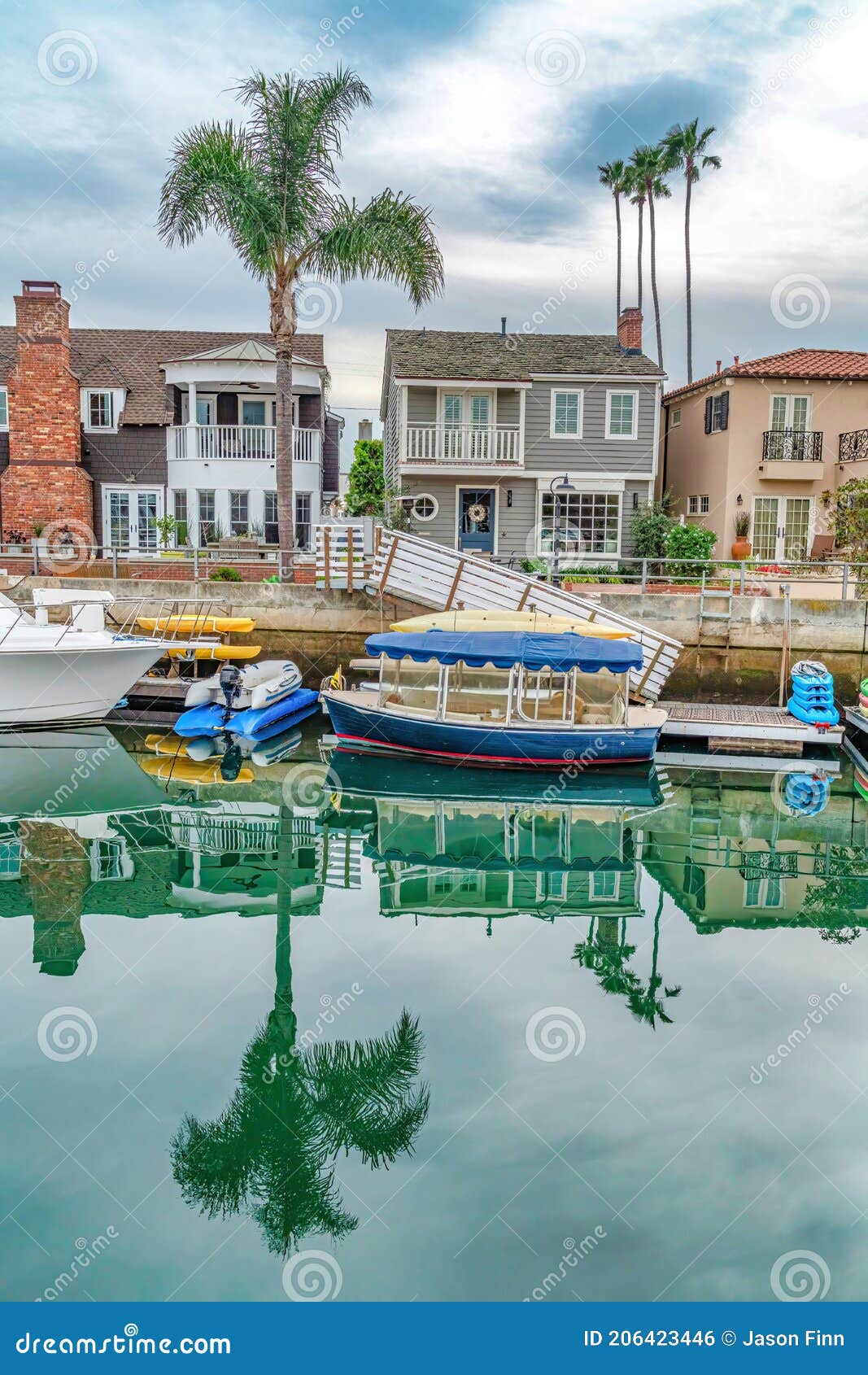 Casas En La Comunidad De Long Beach California Con Vistas a Barcos Y  Muelles En El Canal Foto de archivo - Imagen de nublado, hermoso: 206423446