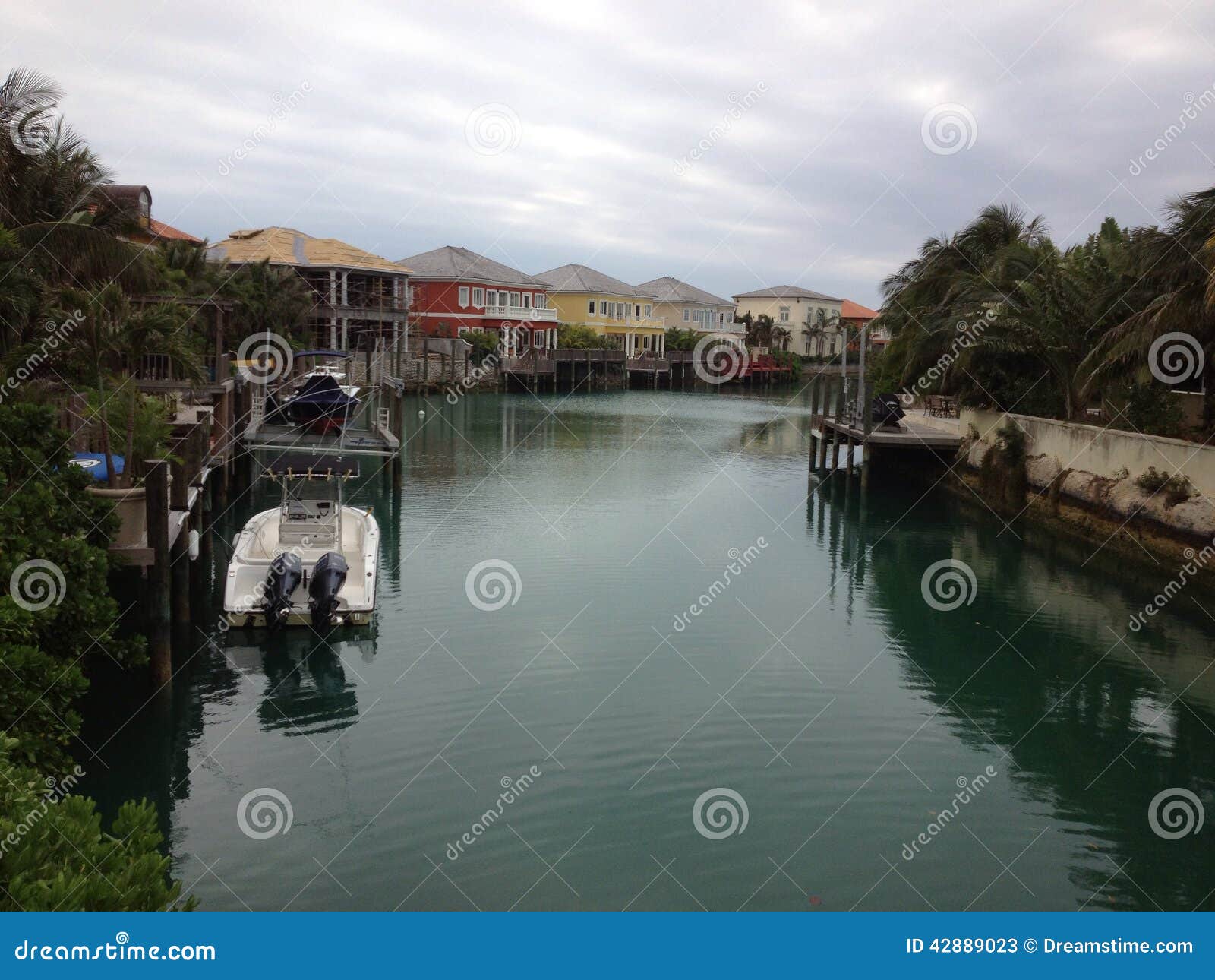 Casas en las Bahamas imagen de archivo. Imagen de colorido 42889023