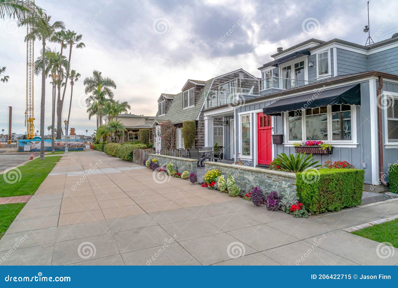 Casas Encantadoras Con Balcones En La Azotea De La Encantadora Ciudad De Long  Beach California Imagen de archivo - Imagen de paisaje, residencial:  206422715