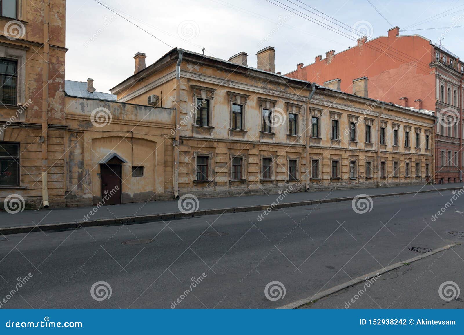 Casas Escuras Com Janelas Escuras E Uma Fachada De Desmoronamento Foto de  Stock - Imagem de escuro, alargamento: 152938242