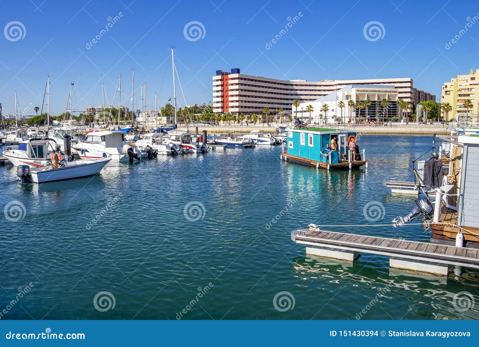 Casas Flotantes En El Puerto Deportivo De Alcaidesa, Andalucía, España  Imagen de archivo editorial - Imagen de ciudad, barcos: 151430394
