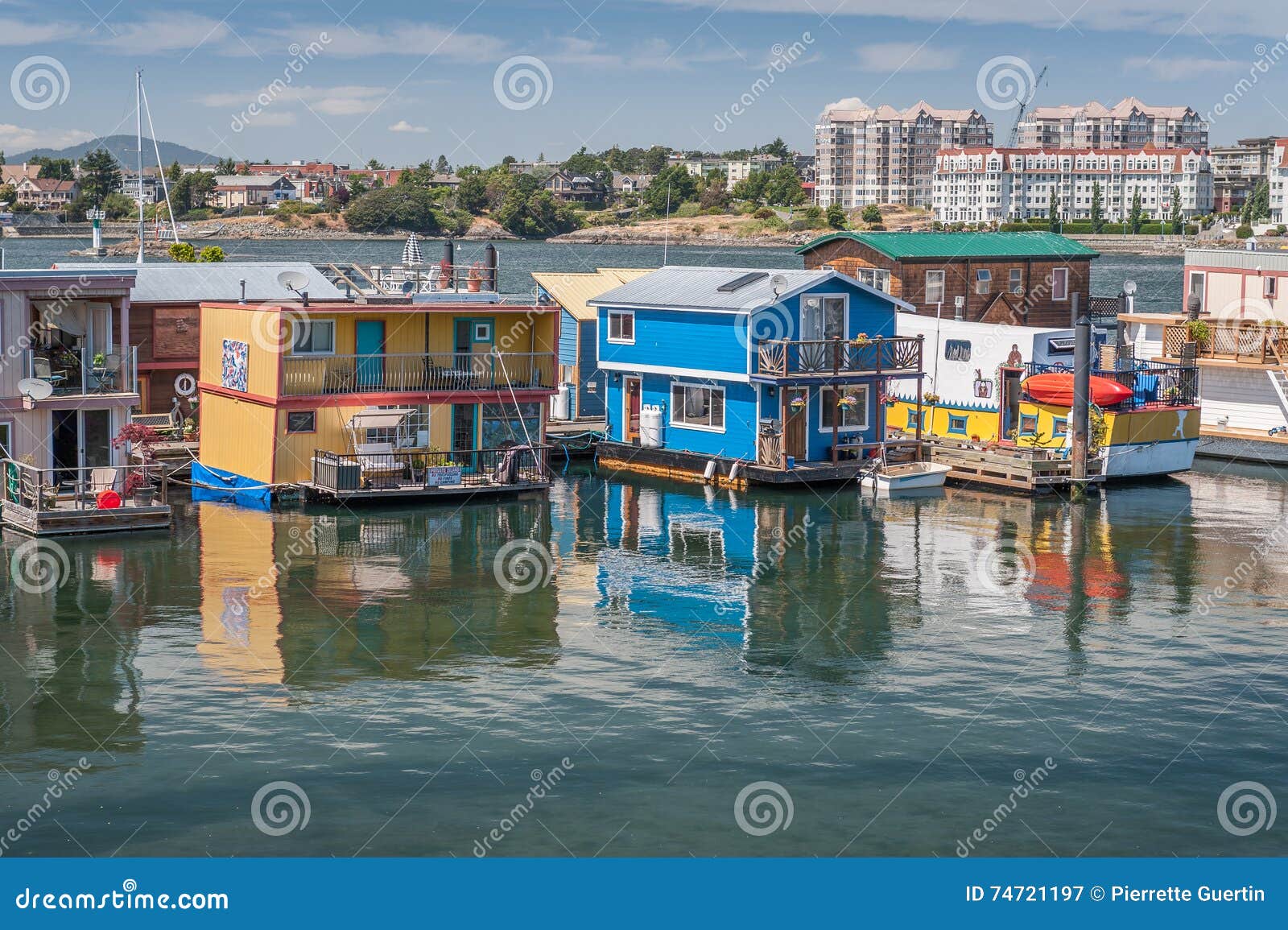 Casas Flotantes Que Flotan En El Puerto De Victoria Fotografía editorial -  Imagen de coloreado, pescados: 74721197