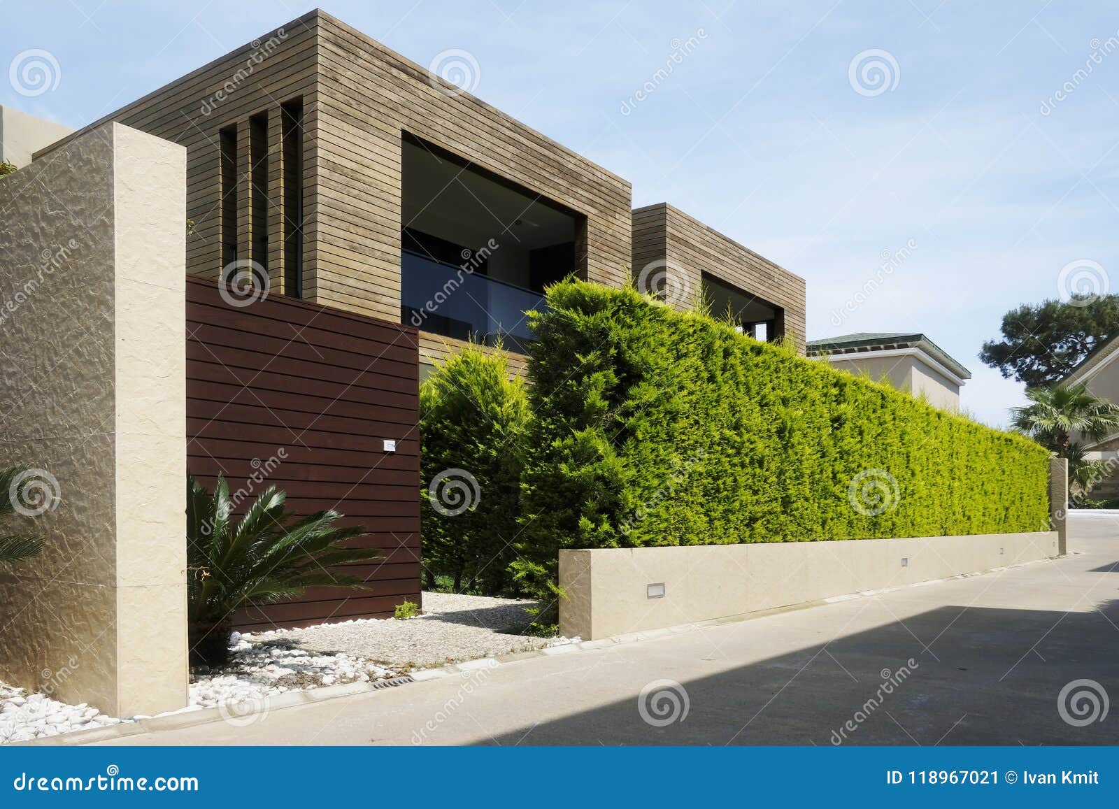 Casas Modernas Con La Pared De La Planta Verde Imagen de archivo - Imagen  de fachada, casa: 118967021, image size:1600x1157