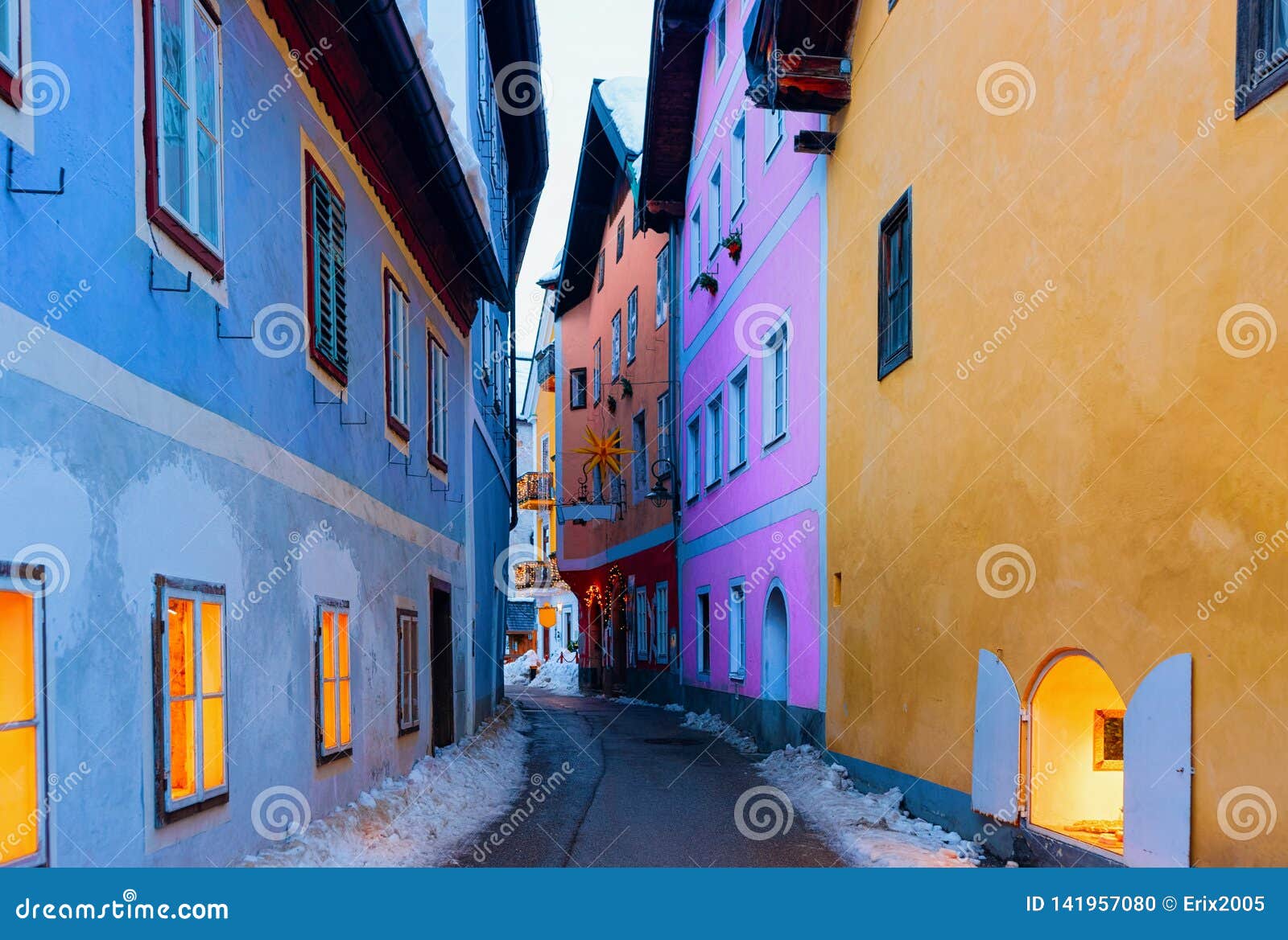 Casas na rua estreita em Hallstatt perto de Salzburg em Áustria, Europa inverno, Salzkammergut Curso à cidade austríaca no Natal Construções alpinas com neve Arquitetura da vila perto das montanhas dos cumes