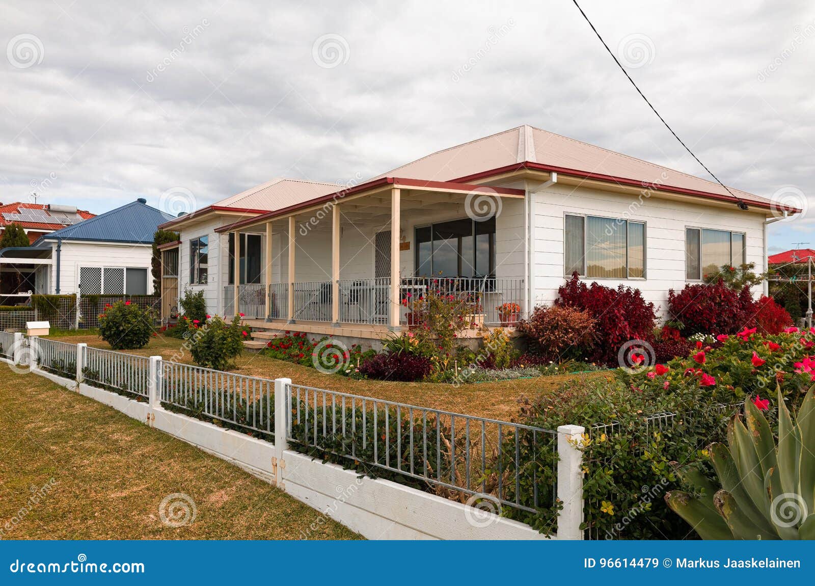 Casas Suburbanas Australianas Velhas Típicas Imagem de Stock - Imagem de  comum, verde: 96614479