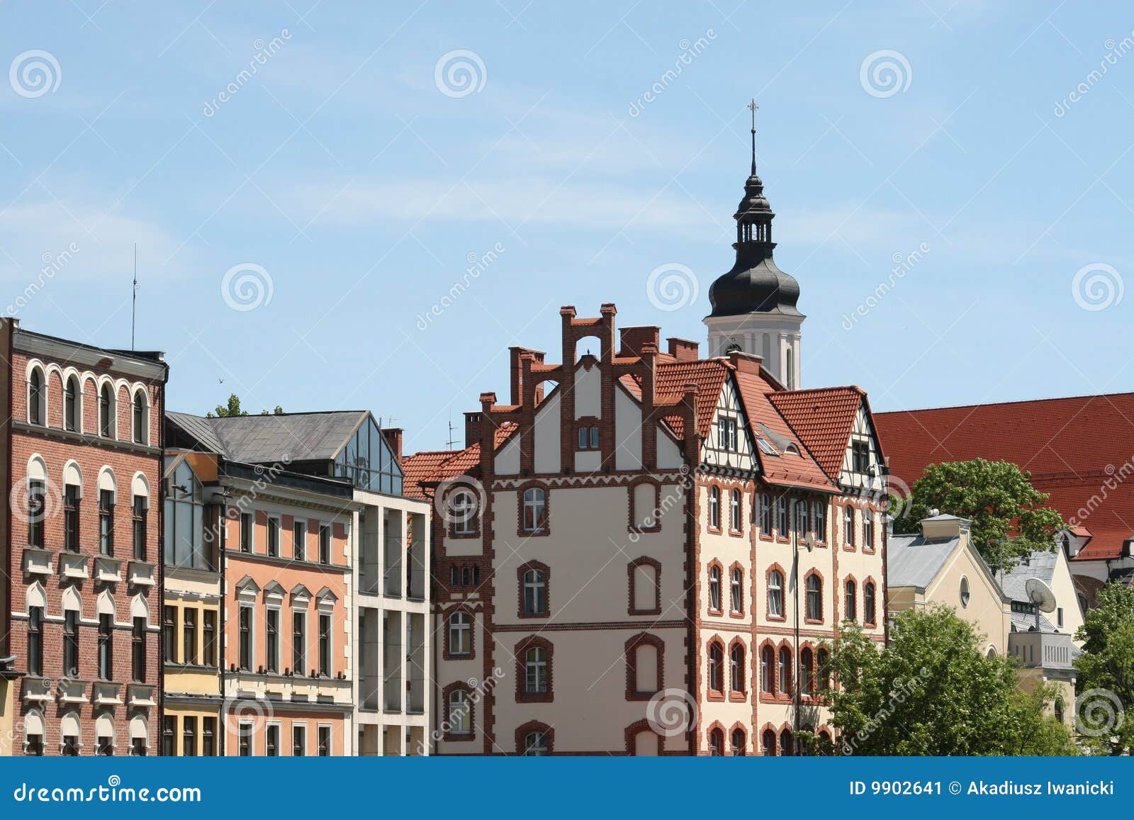 Casas viejas en la ciudad del opole, Polonia. Influencia alemana en la configuración polaca del opole de la ciudad