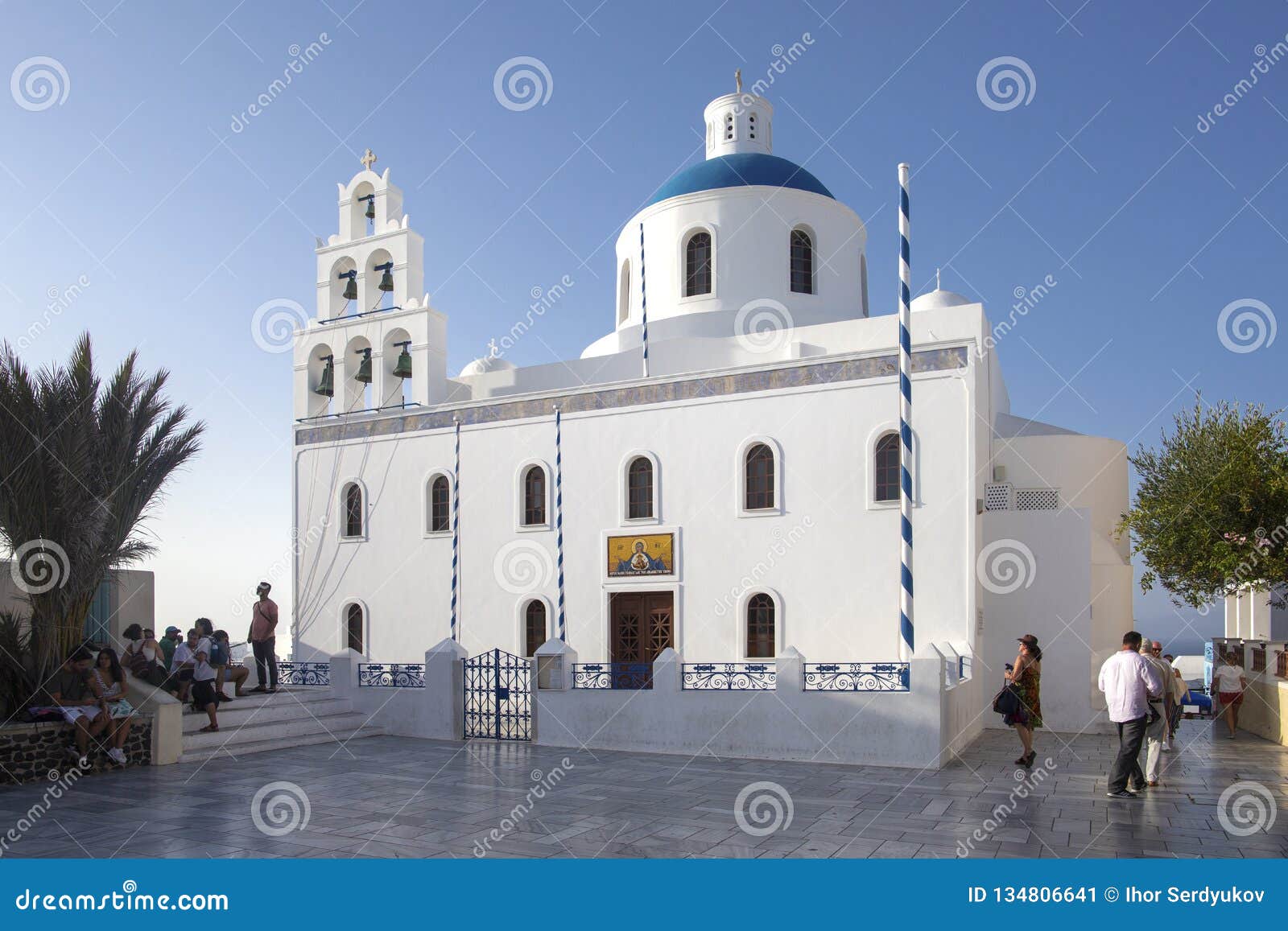 Casas Whitewashed e igreja azul pelo Mar Egeu, Santoriniin Oia da abóbada, Santorini, Grécia Abóbadas azuis famosas na vila de Oia, Santorini, Grécia - Immagine