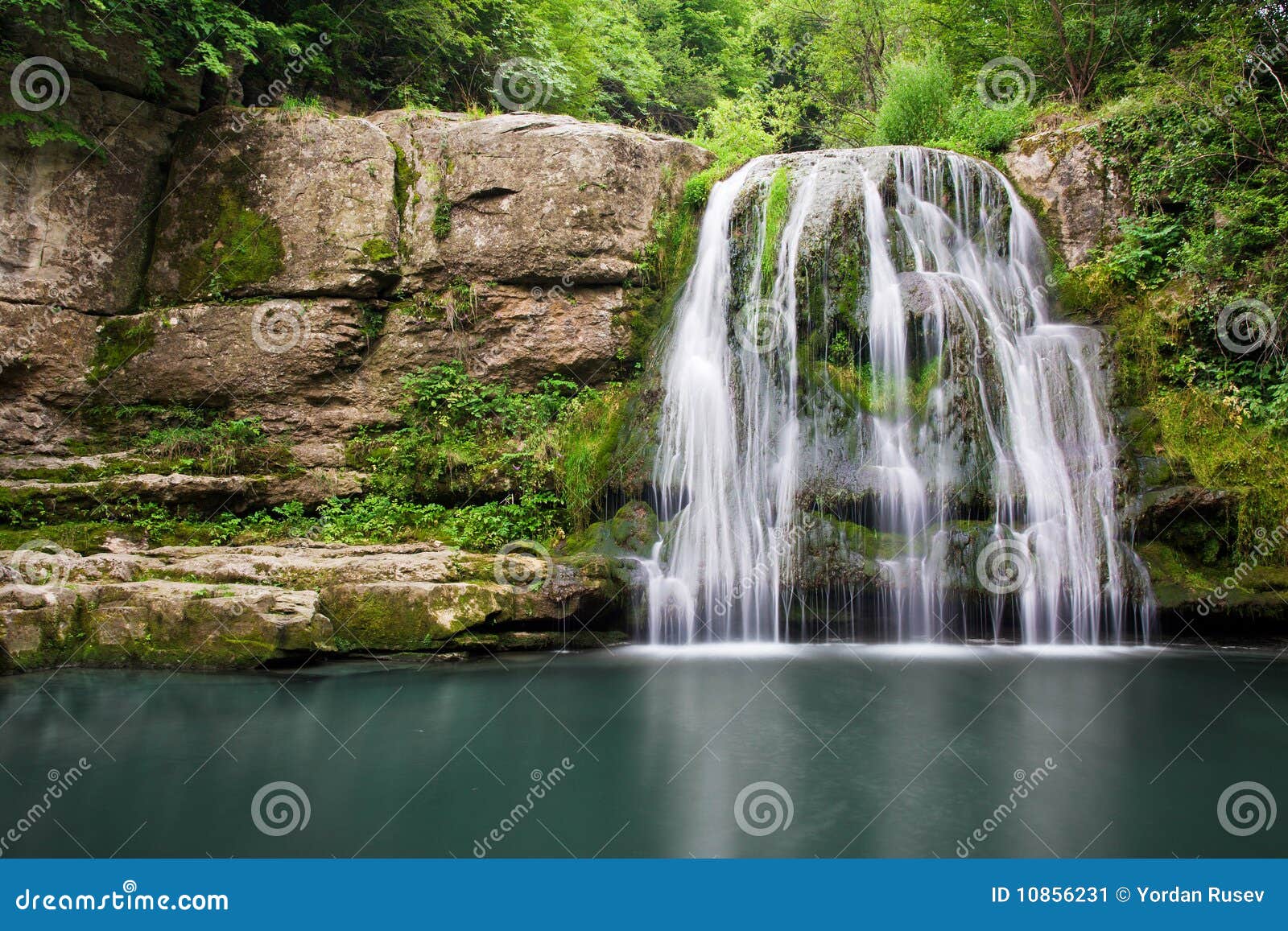 Lanzamiento hermoso de la cascada en cuadros largos del paisaje y del watefall del exposureMore aquí: <a href="http://www.dreamstime.com/views-from-bulgaria-colldet10532">Paisajes</a>