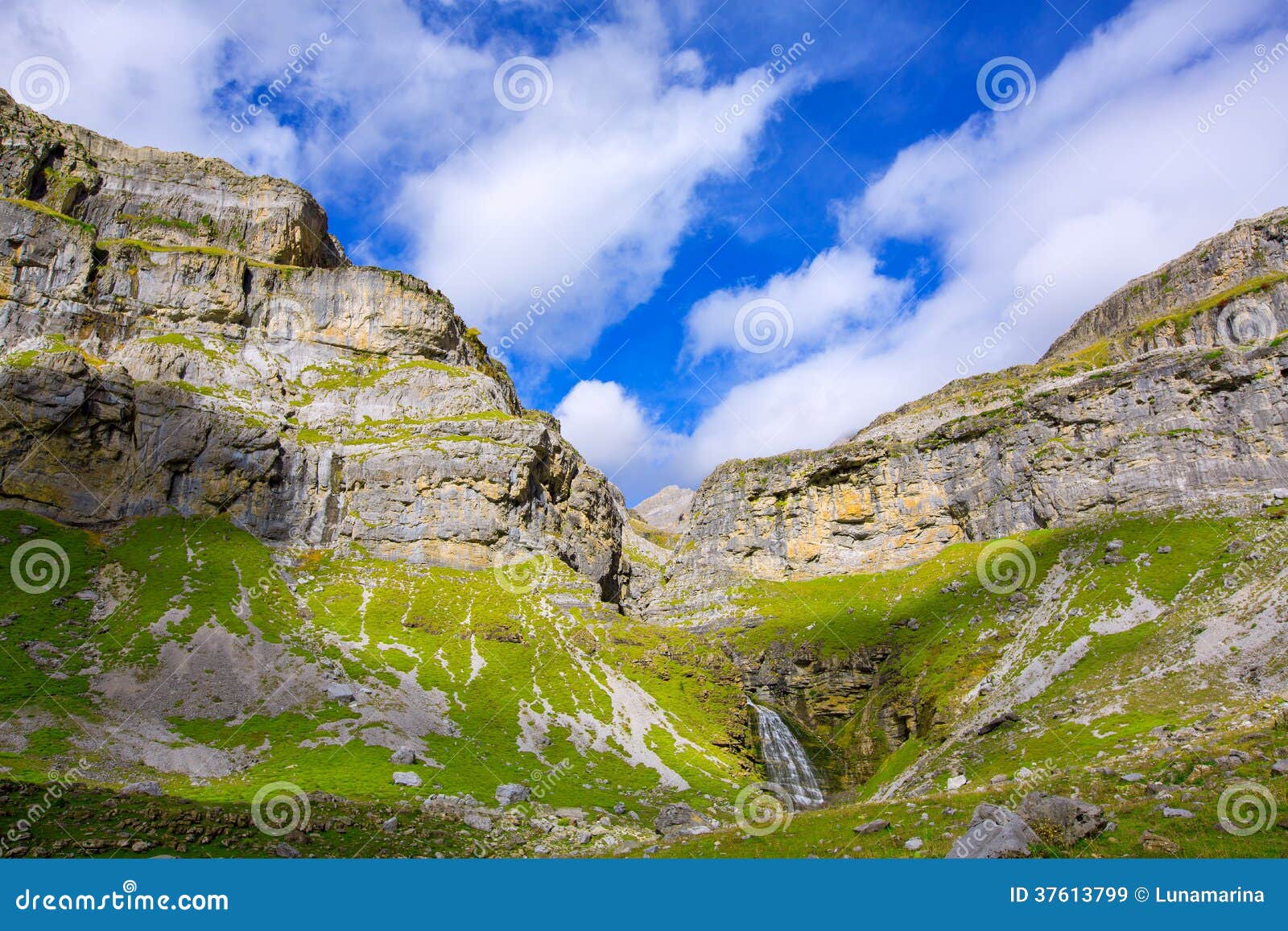 cascada cola de caballo circo de soaso at ordesa valley pyrenees