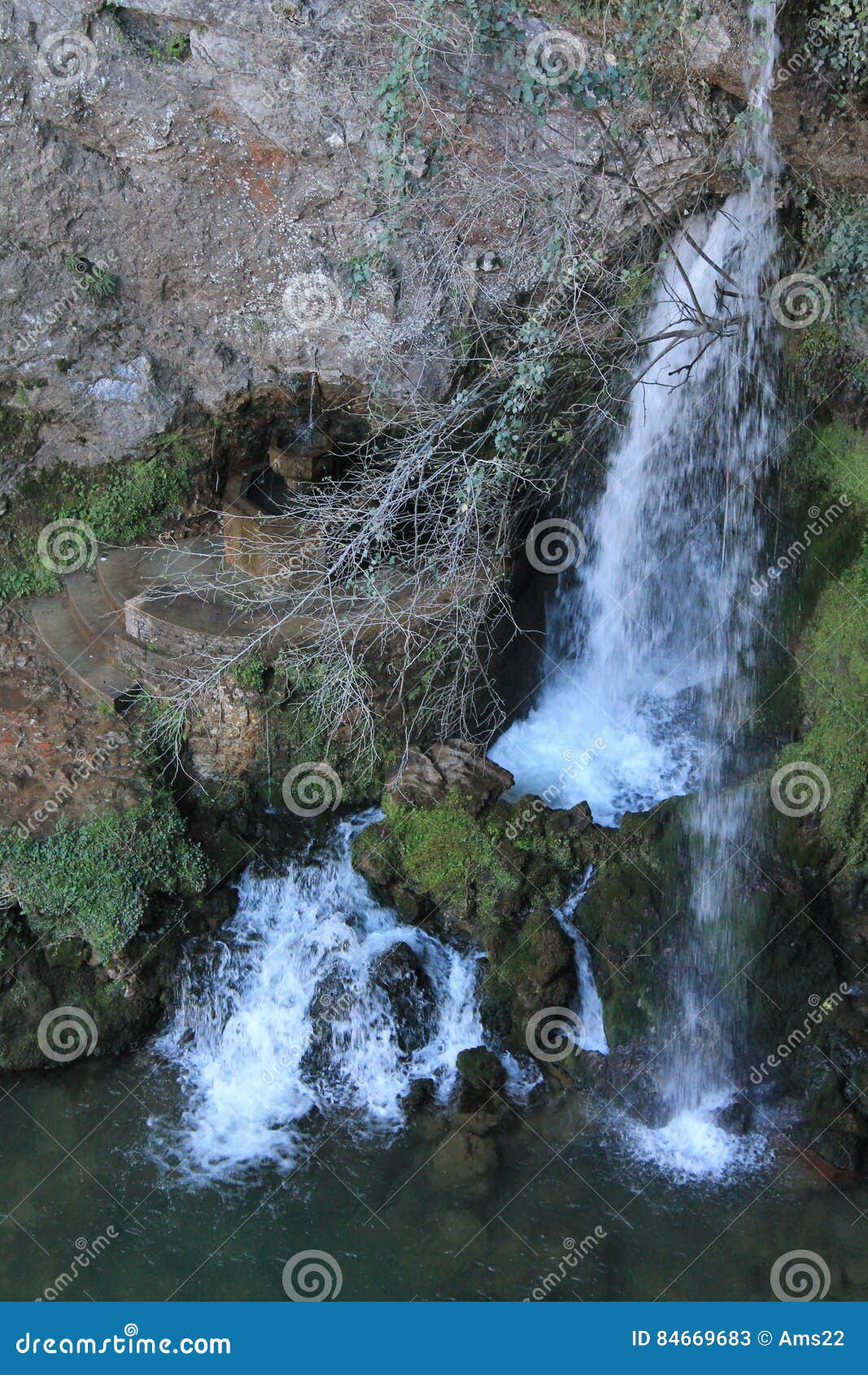 cascada de la cueva en covadonga, cangas de onÃÂ­s, spain