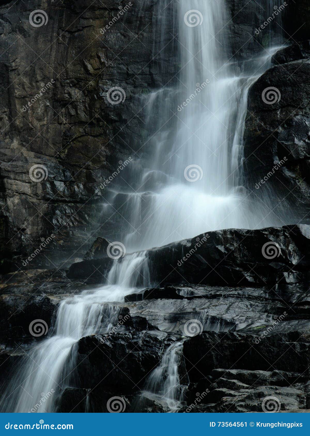 Cascada Del Agua En Piedras Negras Imagen de archivo - Imagen de movimiento,  primer: 73564561, image size:1200x1690