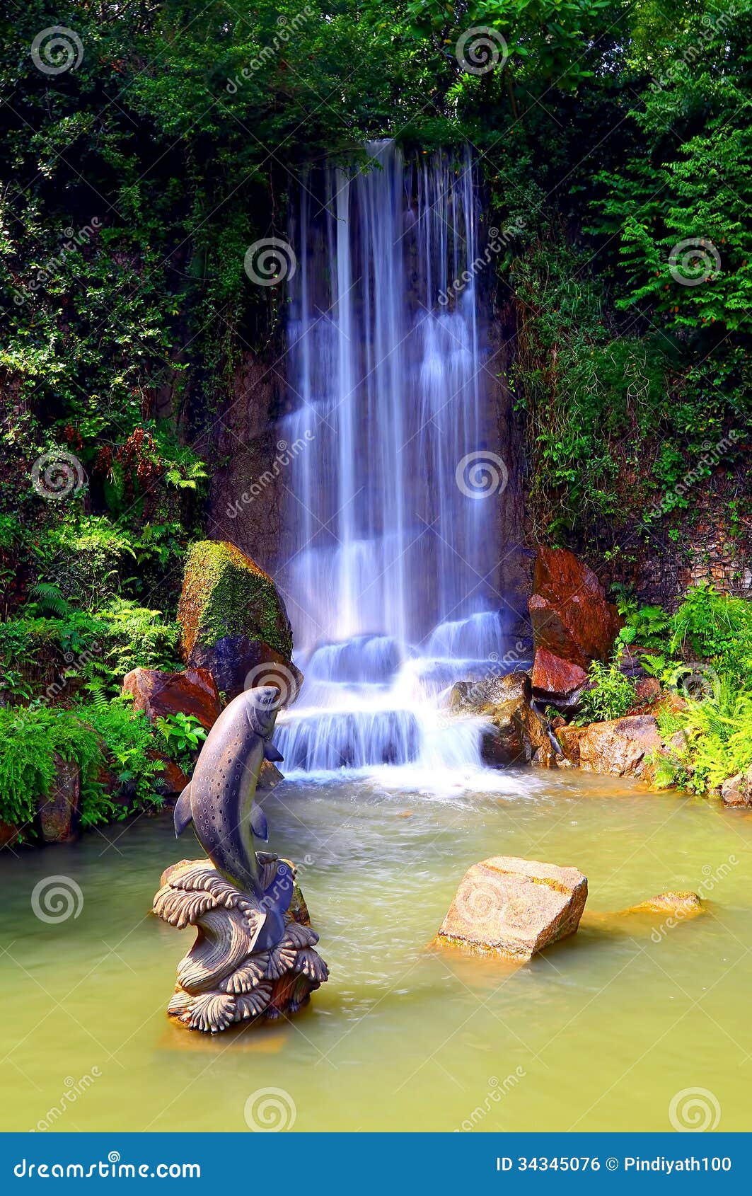 Cascada en jardín del zen foto de archivo. Imagen de tropical - 34345076