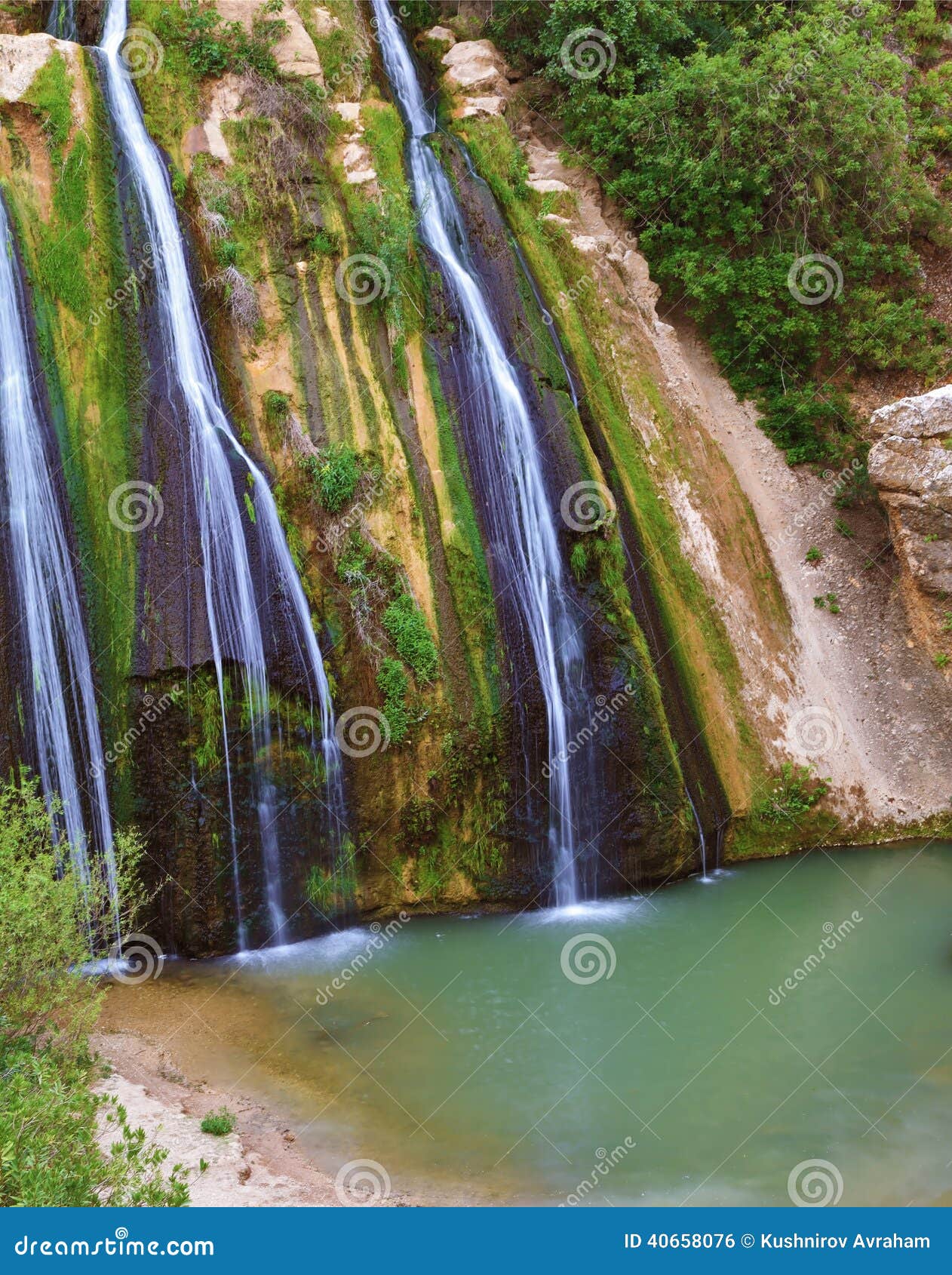 Cascada Inusual Del Tresjet Foto de archivo Imagen de piedra, cubo