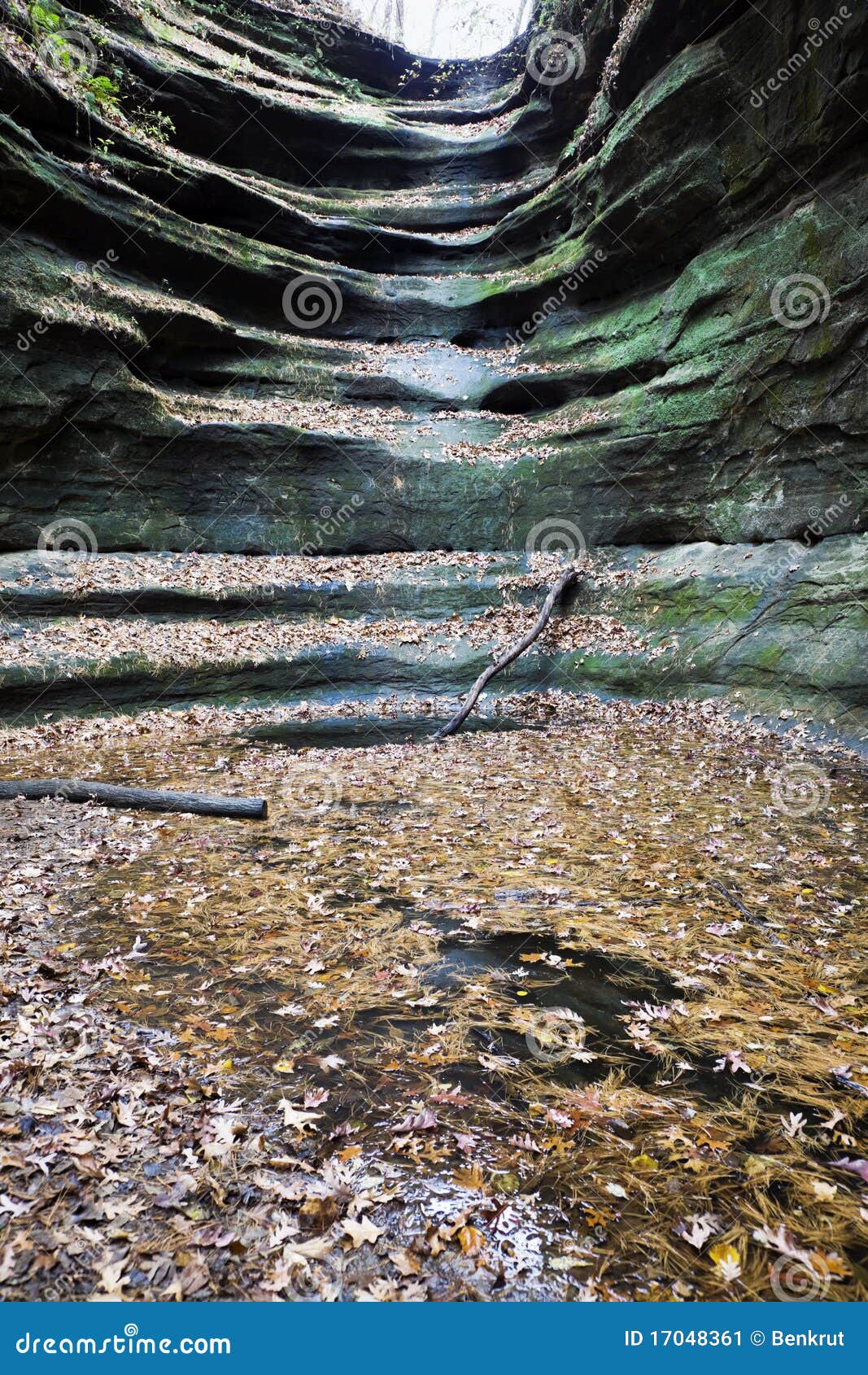 Cascada seca en parque de estado hambriento de la roca. Cascada seca en el parque de estado hambriento de la roca, Illinois.