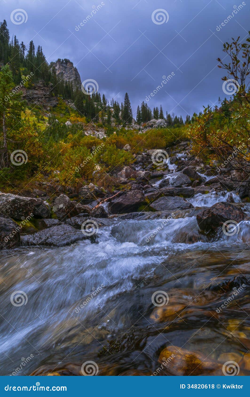 Cascade de montagne. Belle cascade près de lac string en parc national grand de Teton