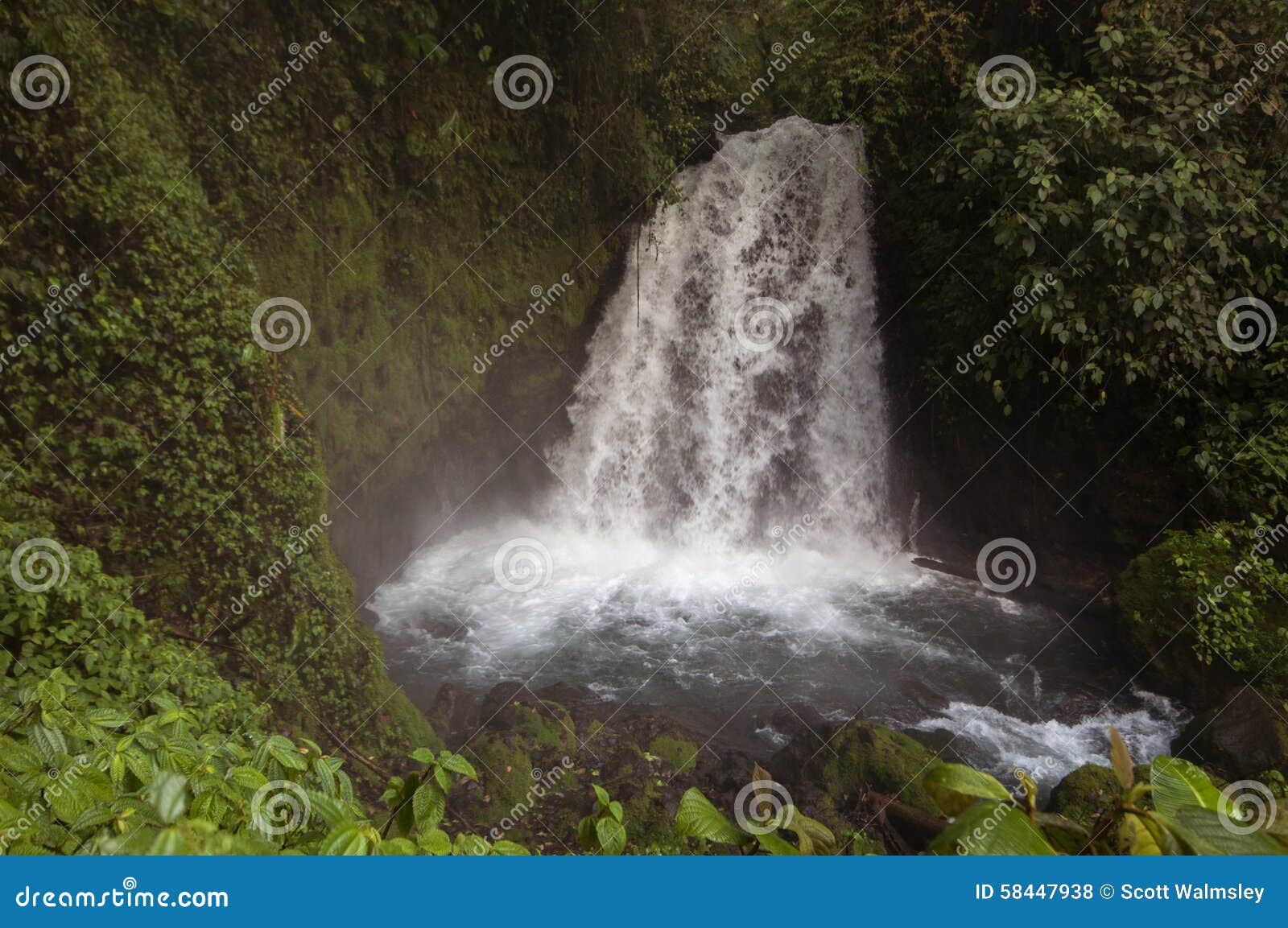 Cascade près de volcan d'Arenal, Costa Rica