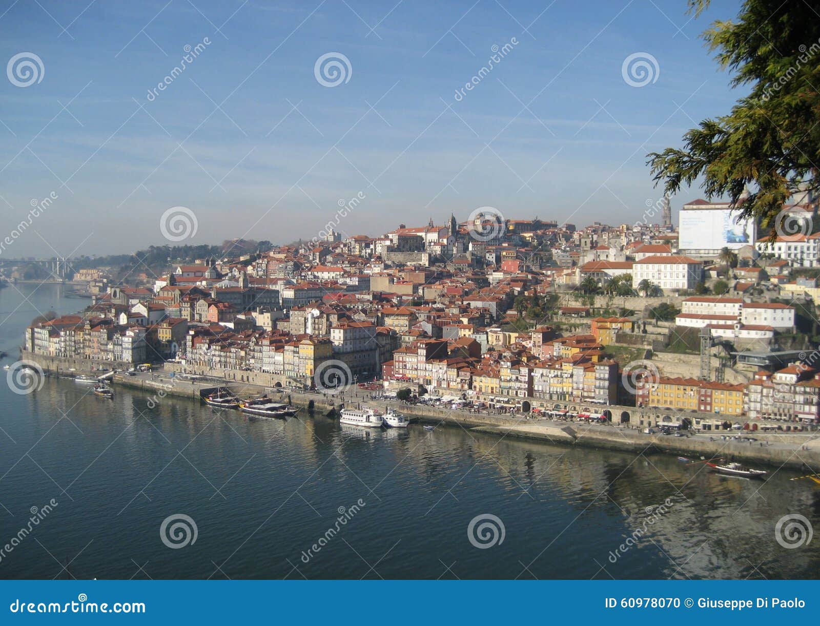 Cascais Portugal. Cascais jest miasteczkiem przybrzeżnym i zarządem miasta w Portugalia, 30 kilometrów za zachód od Lisbon (19 mil) Ja jest kosmopolitycznym przedmieściem Portugalscy jeden bogaci zarząda miasta w Portugalia i kapitał