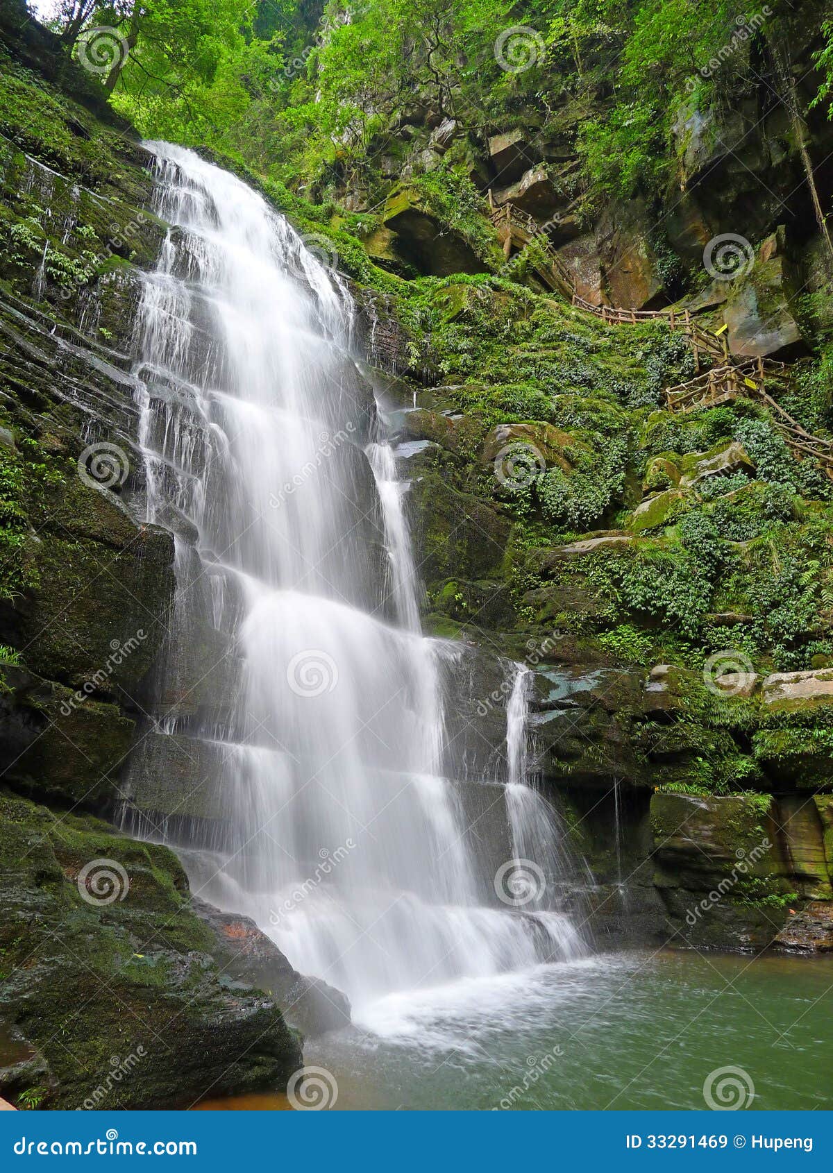 Cascata nel punto scenico di xia del feng della Bi, yaan, Sichuan, Cina.