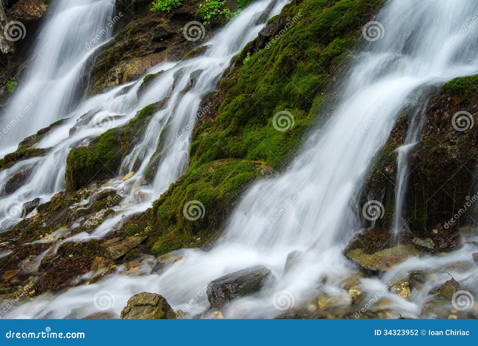 Cascata in Bucegi. Cascata della montagna nel parco naturale di Bucegi dalla Romania