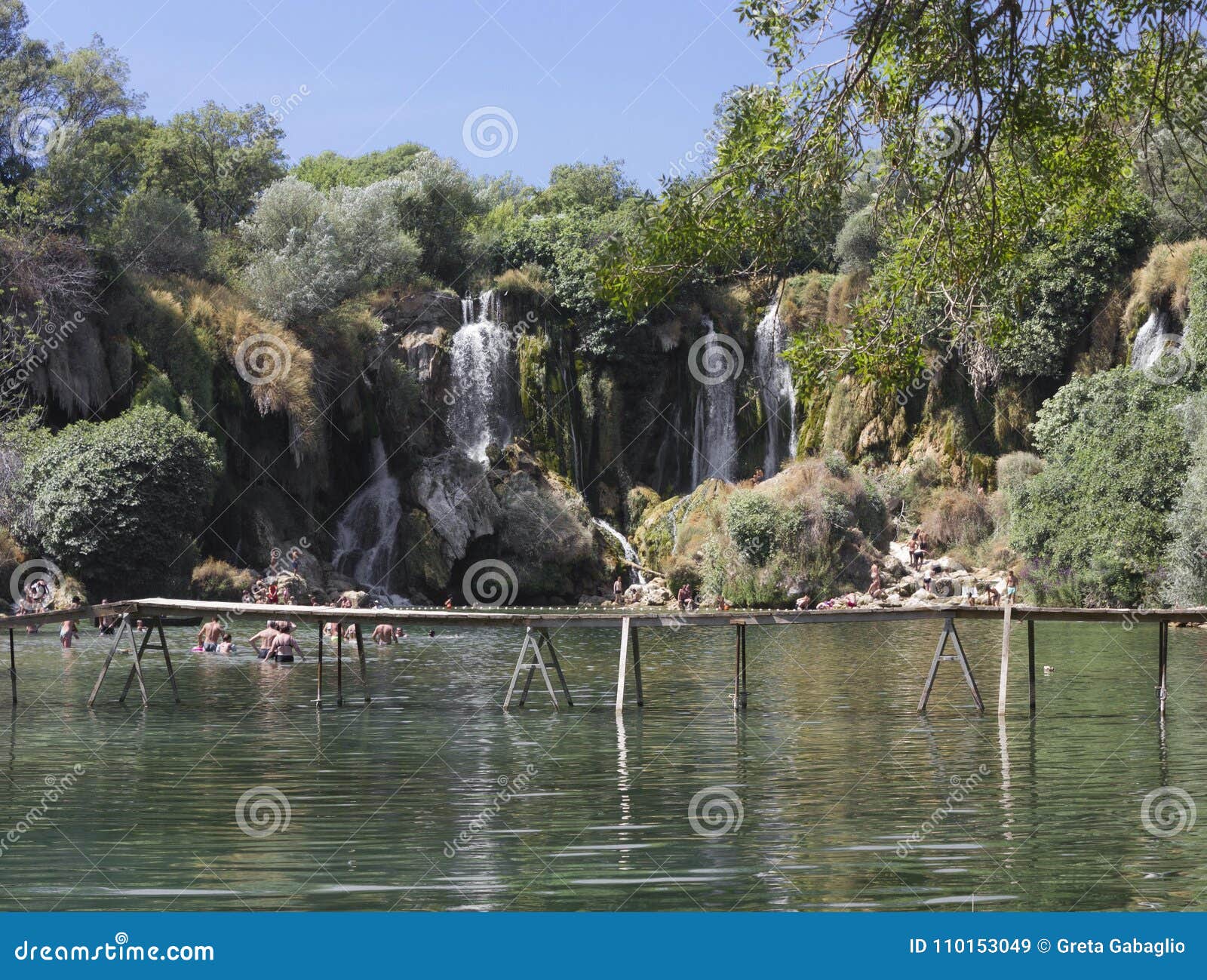 Cascate Di Kravice In Bosnia Erzegovina Con Un Ponte Di Legno Di Galleggiamento Immagine Stock Editoriale Immagine Di Estate Galleggiante