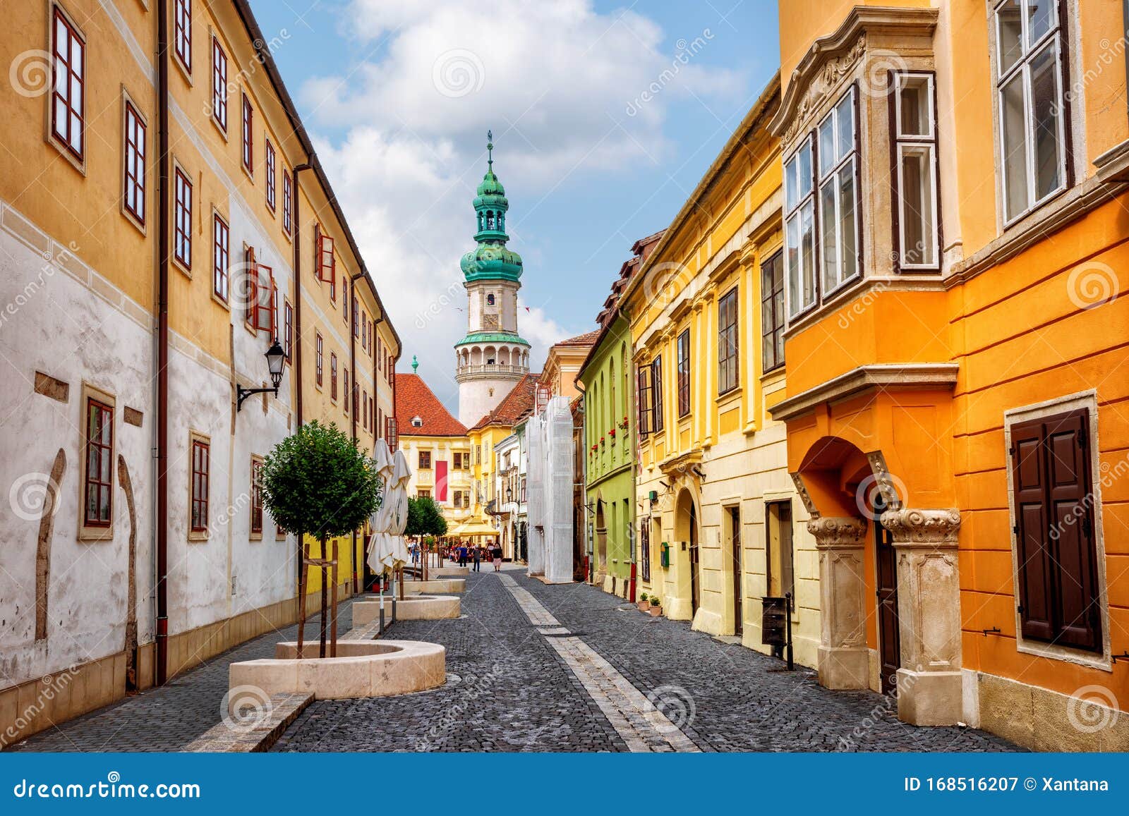 Casco antiguo histórico de Sopron, Hungría. Casas coloridas en una calle en el histórico casco histórico medieval de la ciudad de Sopron, Hungría