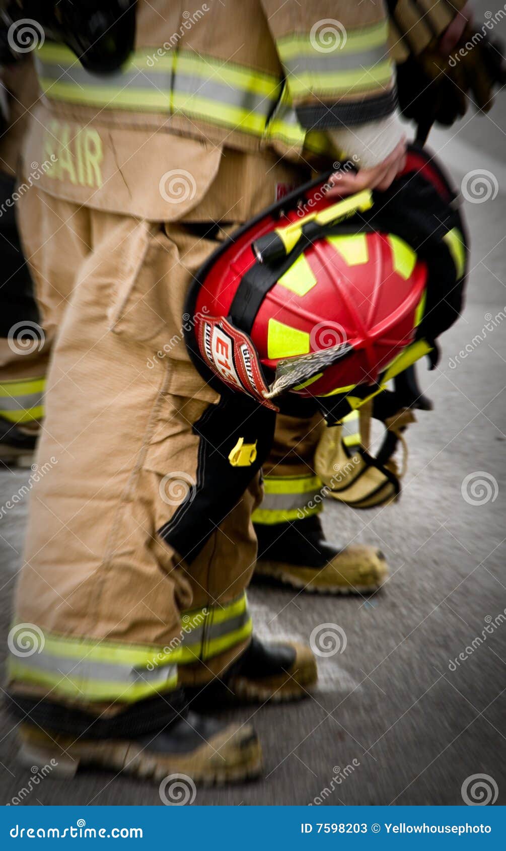 Bombero en casco protector héroe de hombre adulto en uniforme de