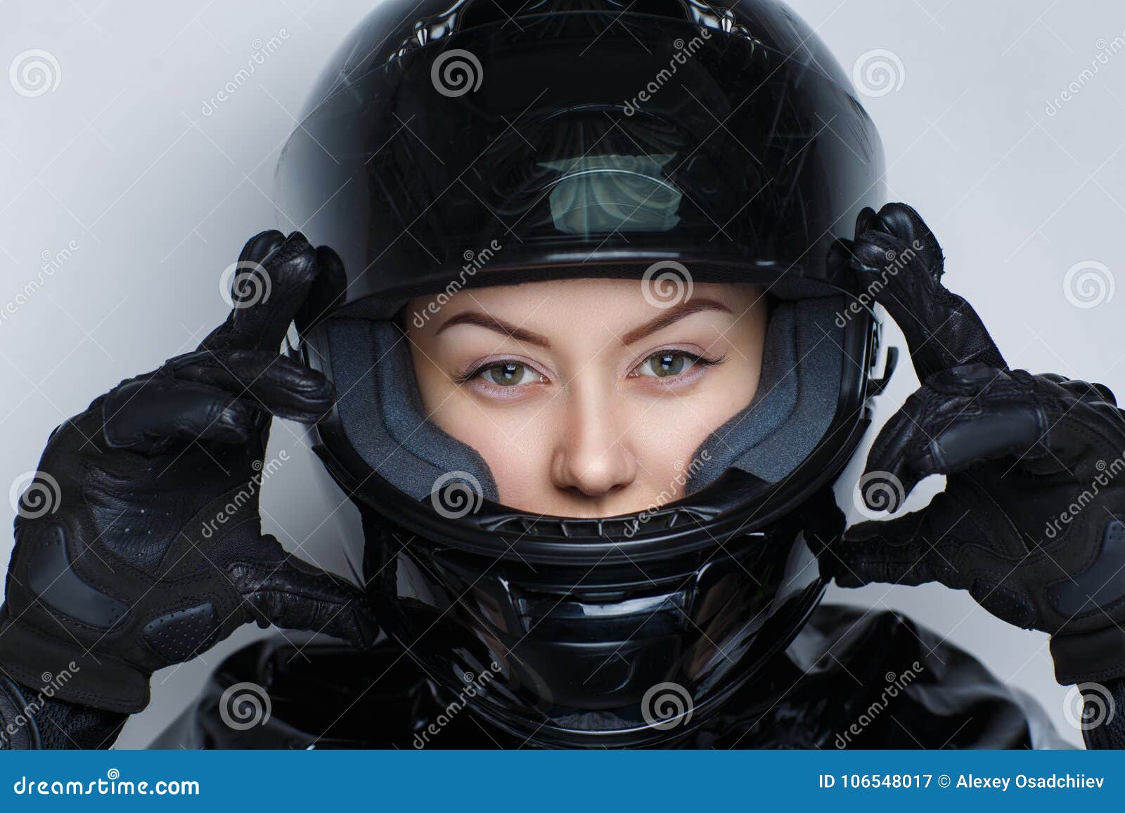 Casco di moto della donna immagine stock. Immagine di adulto