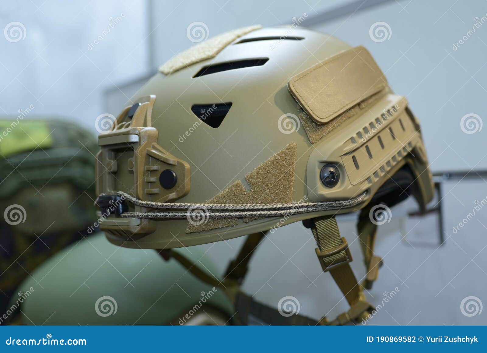 Casco Militare Anti-vibrazione Contro Un Banco Di Armi Fotografia Stock -  Immagine di dispositivo, comodo: 190869582