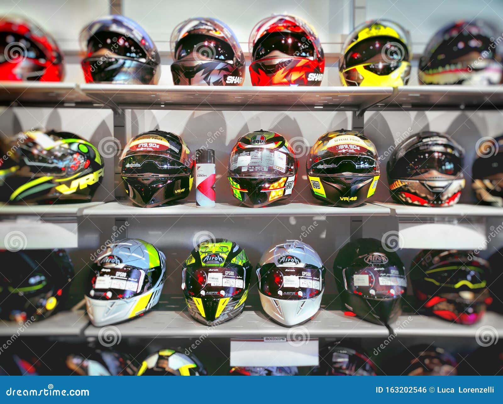 Cascos Deportivos Para Motos En Las Estanterías De Una Tienda Especializada  Foto editorial - Imagen de ciclismo, editorial: 163202546