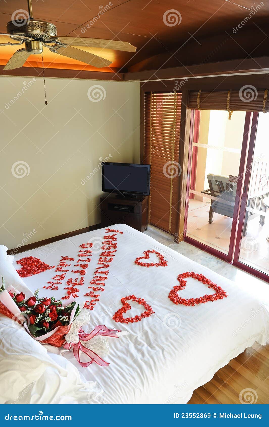 Case El Aniversario De Boda Imagen de archivo Imagen de blanco, flor 23552869