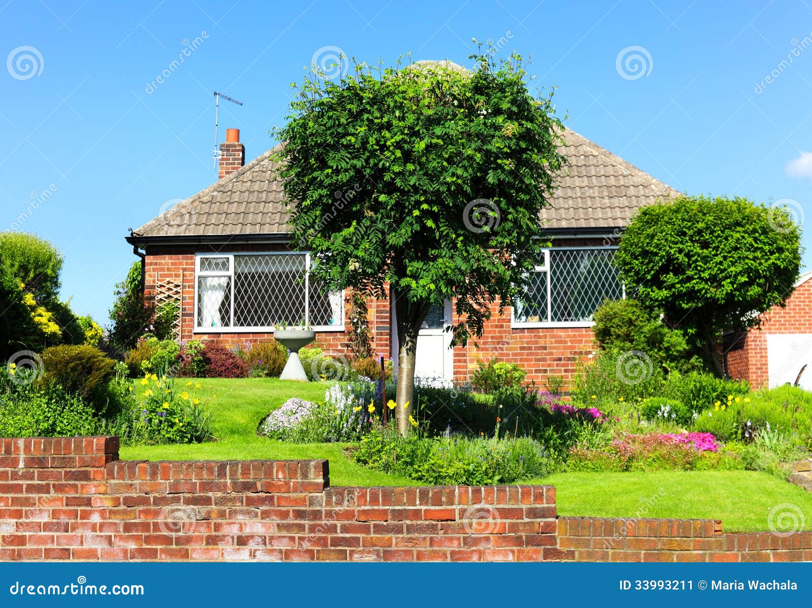 Case inglesi tipiche immagine stock. Immagine di costruito 33993211