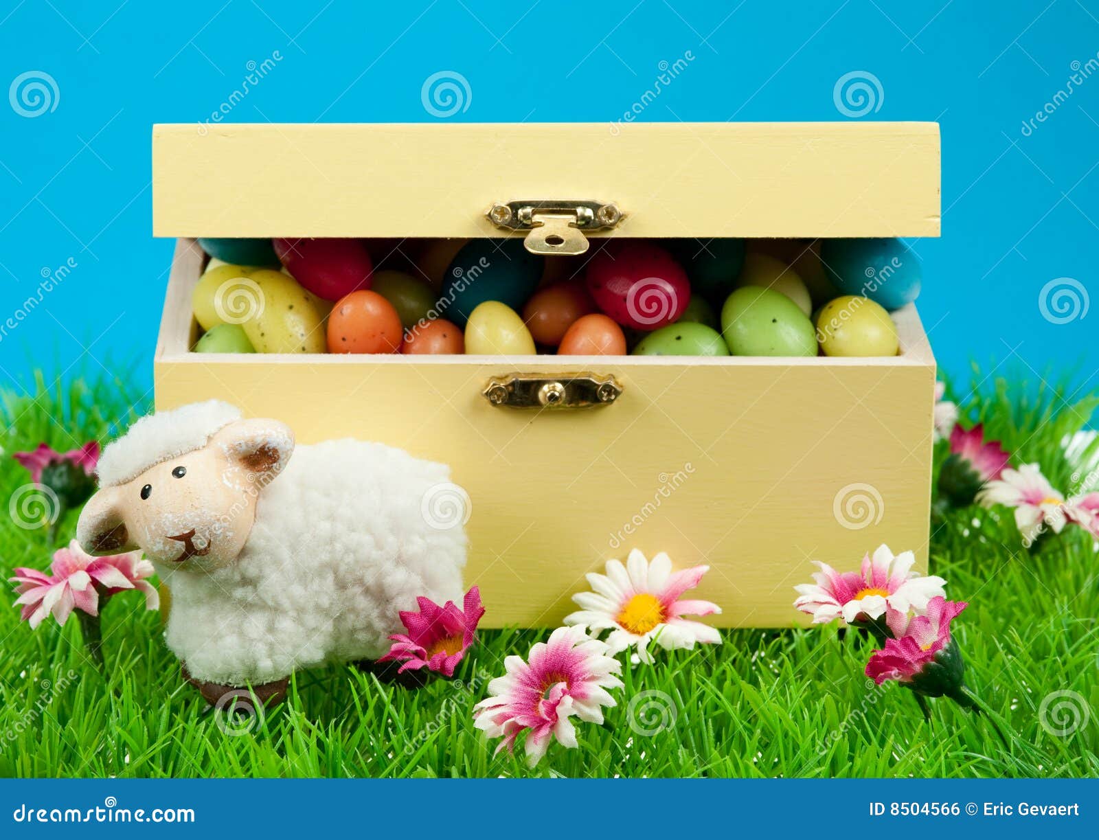 Casella Delle Uova Di Pasqua E Delle Pecore Sveglie Fotografia Stock - Immagine di ...1300 x 1011