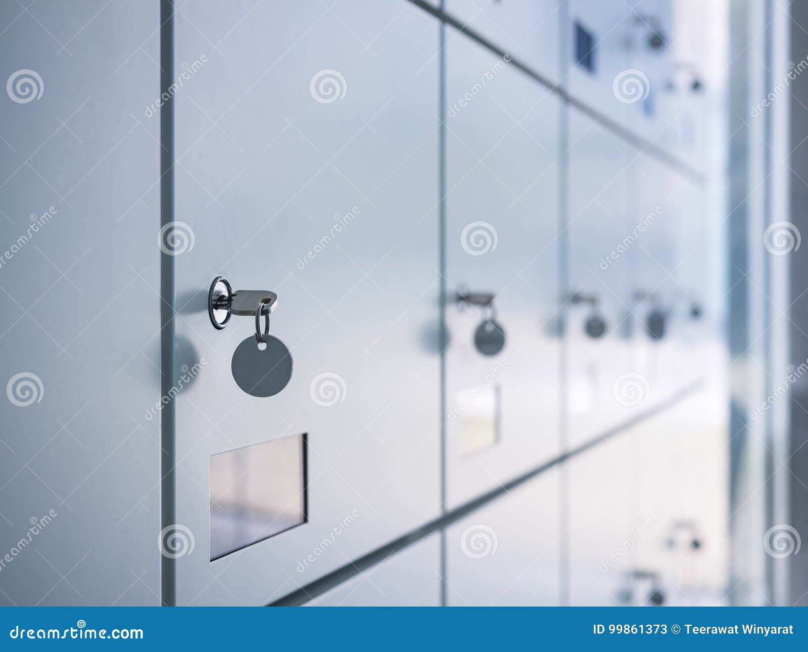 Casiers Avec La Clé Dans La Boîte De Sécurité De Vestiaire Image stock -  Image du publique, blanc: 99861373