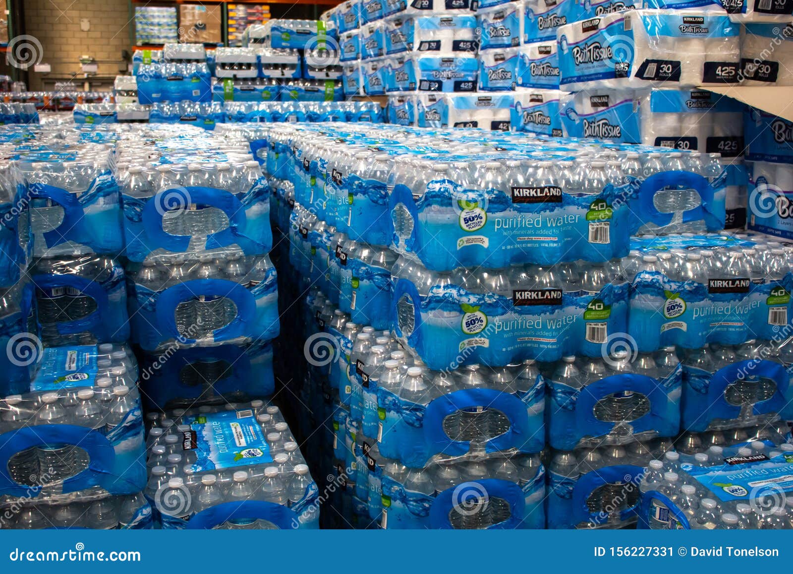 Casos de agua en Costco foto editorial. Imagen de repuesio 156227331