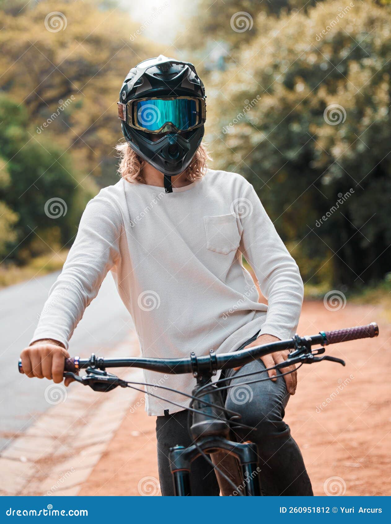 Casque De VTT Et Fitness Avec Un Homme Athlete Assis Sur Son Velo Tout En Exterieur Dans La Nature Pour Une Promenade. Route Photo stock Image du vivre amusement 260951812