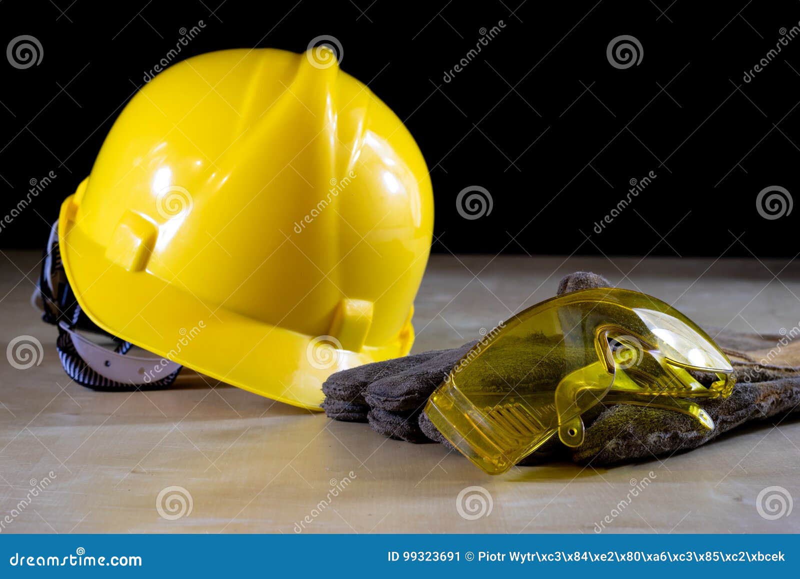 Casque, Lunettes De Sécurité Et Gants Jaunes De Travail Pour Le Travailleur  Dessus Image stock - Image du sécurité, audition: 99323691