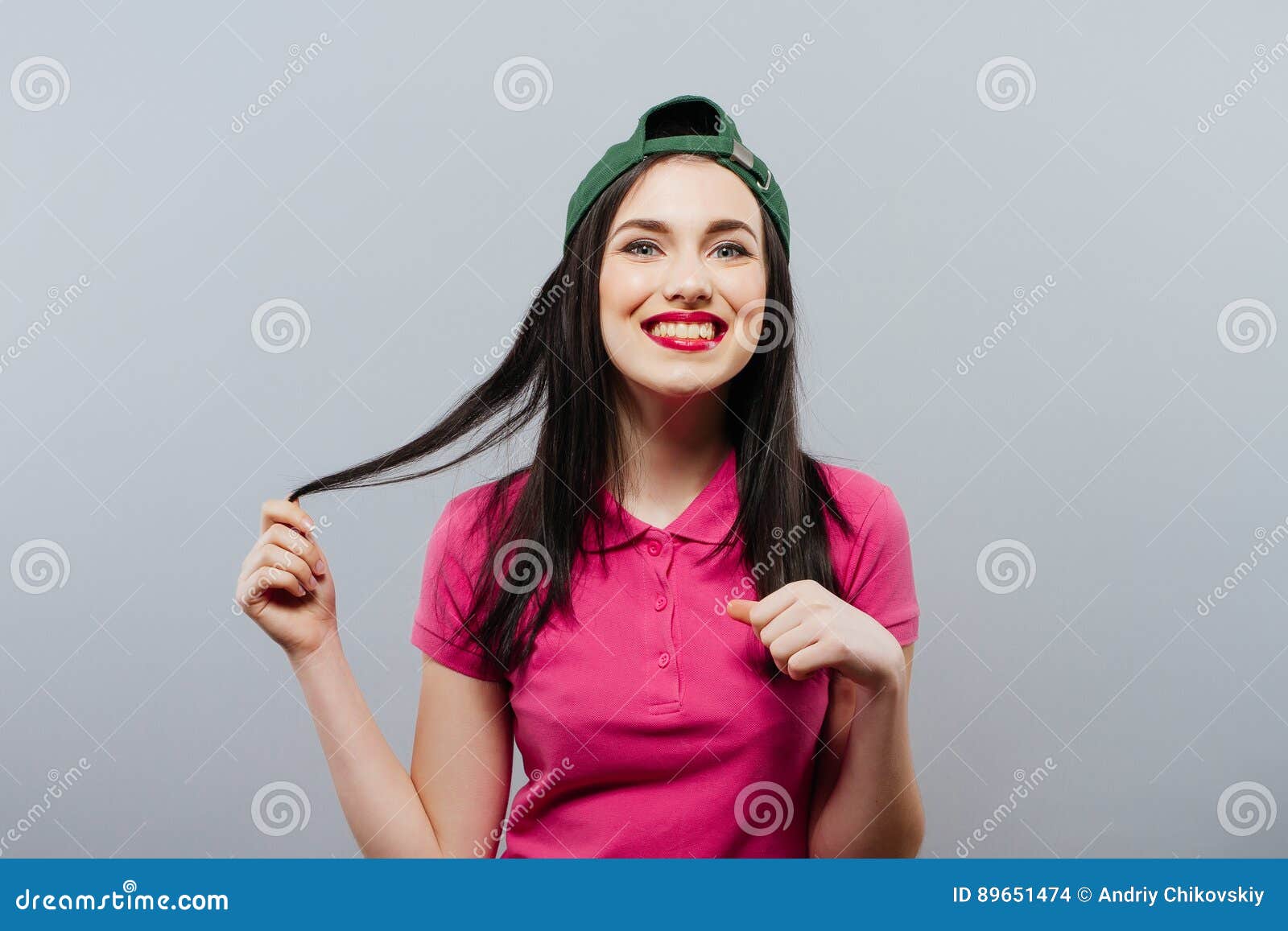 Casquillo adolescente de la muchacha del estilo sport de la mujer en el pelo largo principal que presenta en verde Estilo de la juventud Tiro de la manera Fondo gris