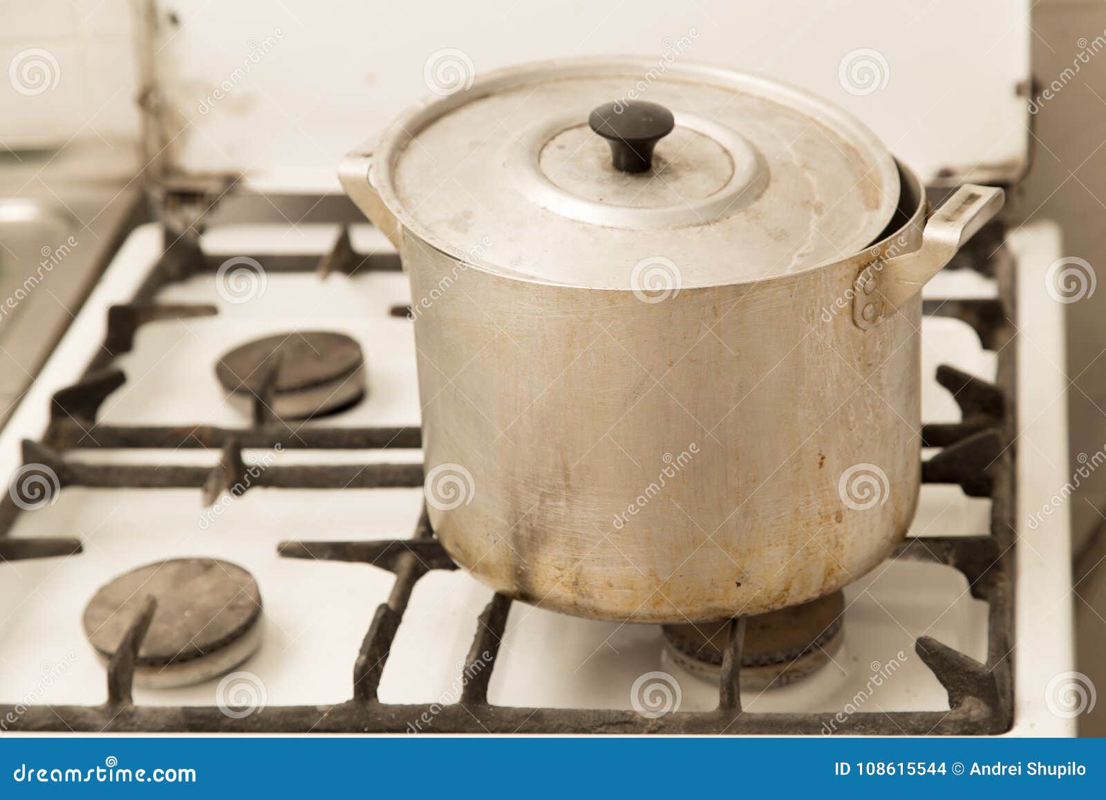 Casserole En Aluminium Sur La Vieille Cuisinière à Gaz Sale Photo