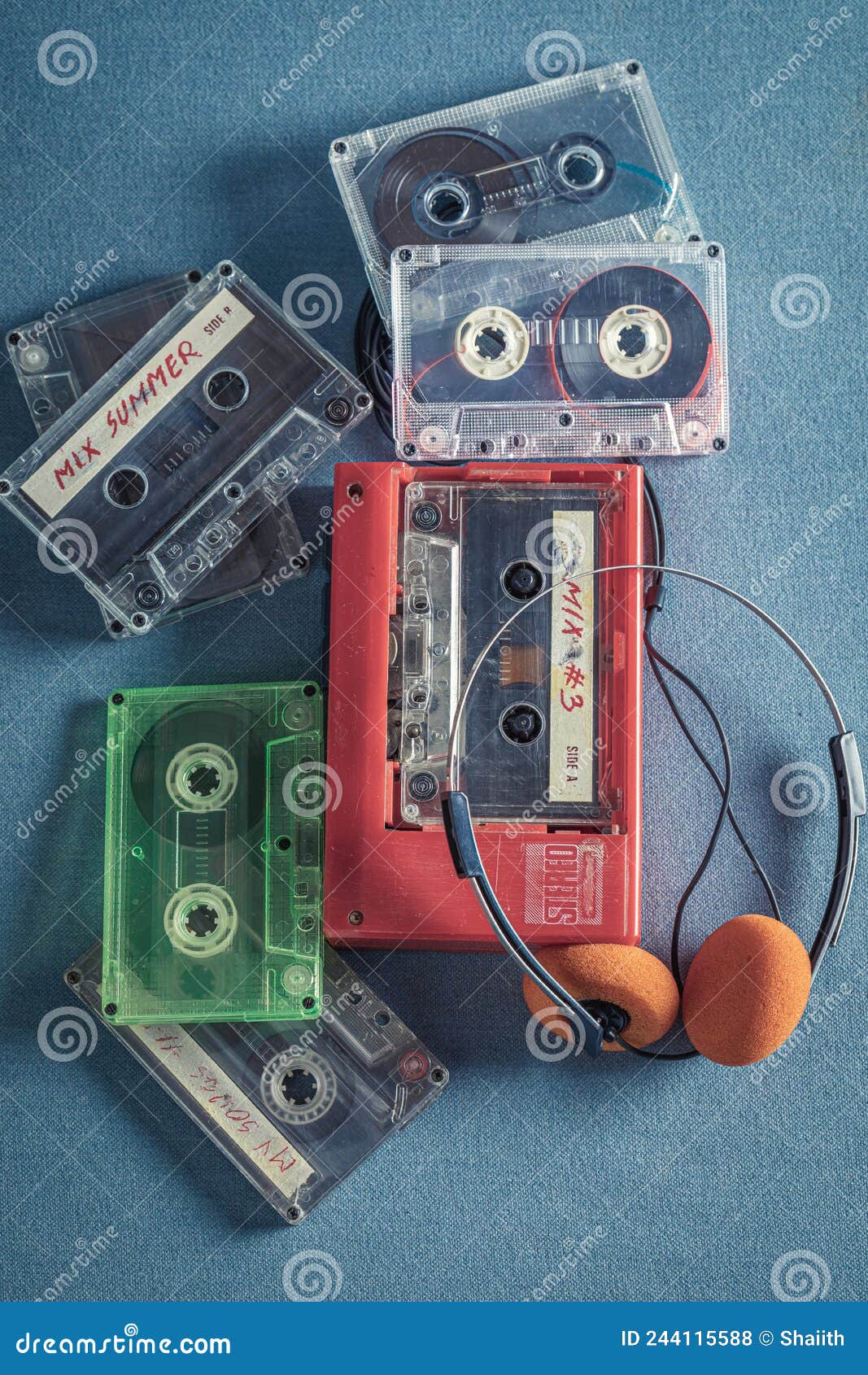 Cassetta Audio Vintage Come Simbolo Della Musica Degli Anni '90 Fotografia  Stock - Immagine di portatile, suono: 244115588