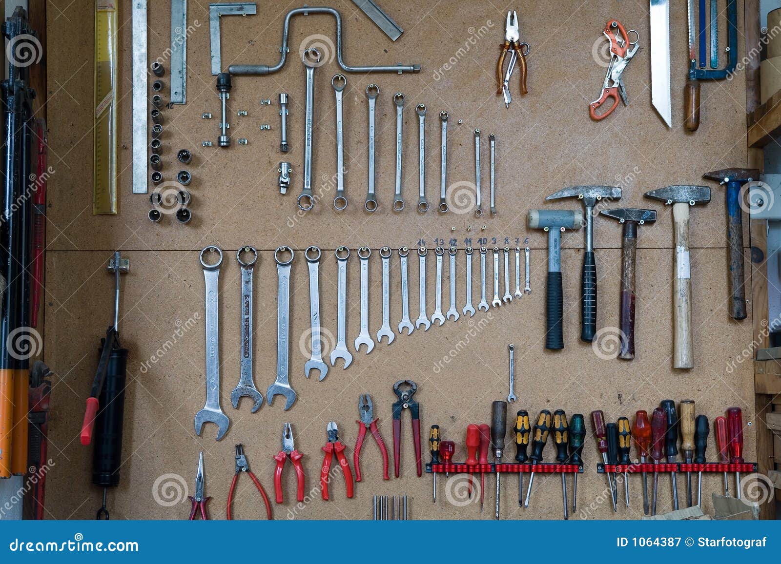 Molti strumenti differenti in una cassetta portautensili