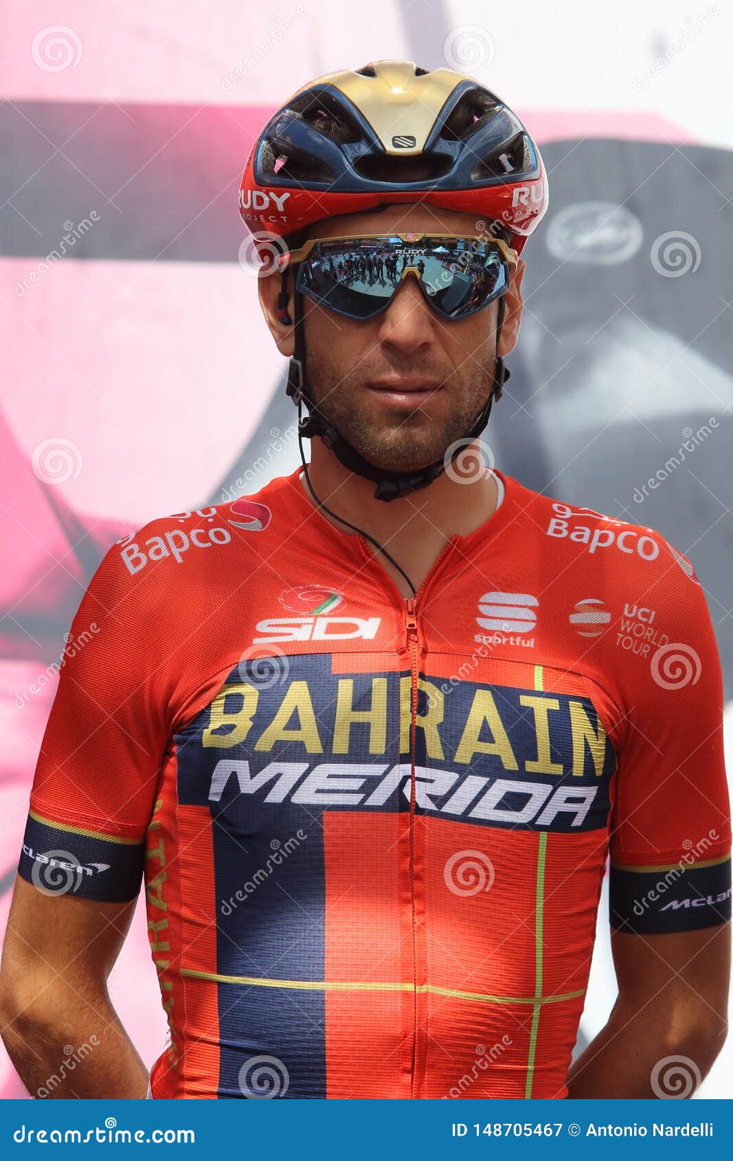 Omleiding Gehoorzaamheid beeld Vincenzo Nibali of Bahrain Merida Pro Cycling Team on the Podium of the  Sixth Stage of the 102th Editorial Photography - Image of bike, people:  148705467
