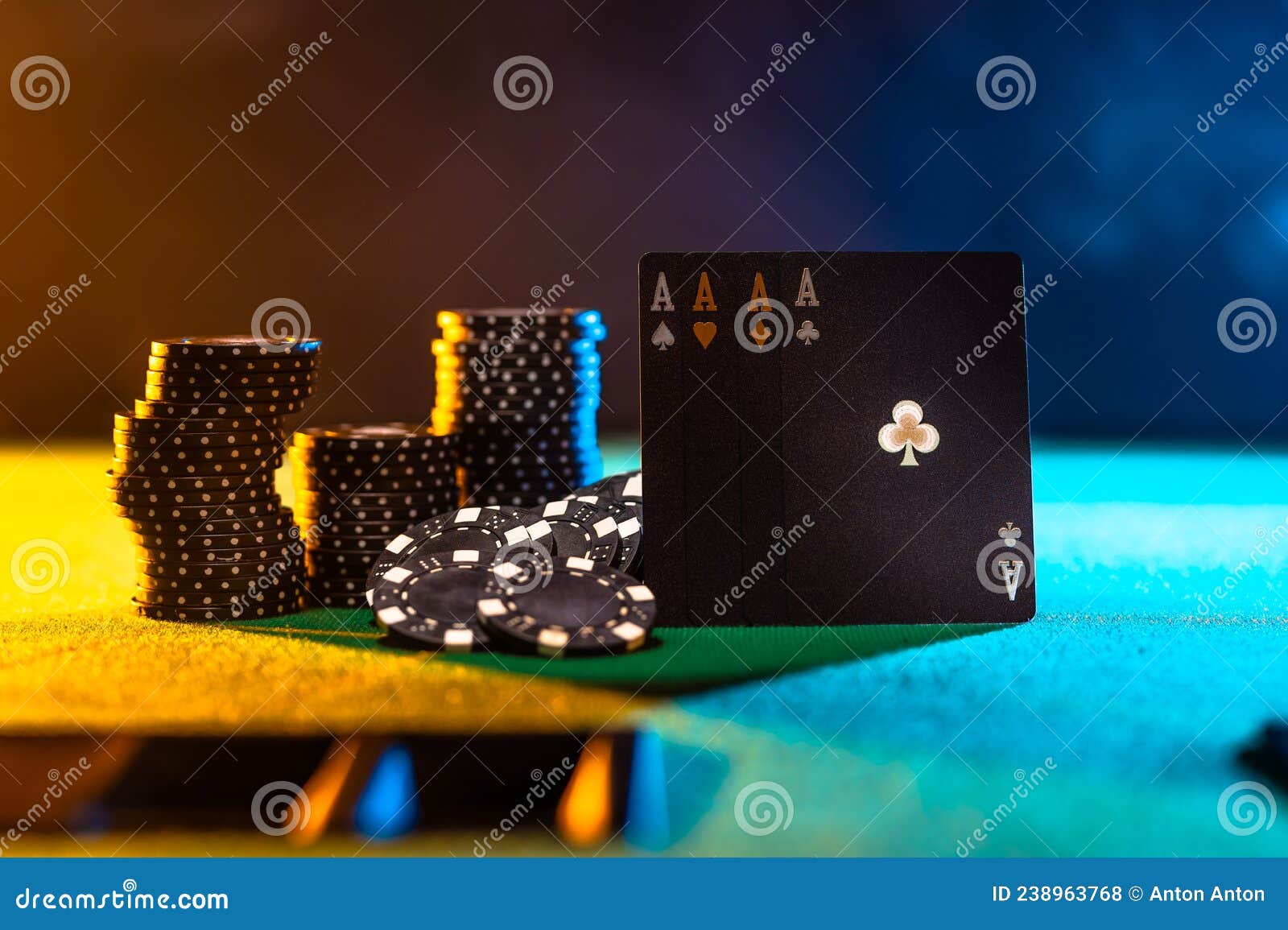 Pilha de fichas e duas cartas em fundo escuro - conceito de jogo