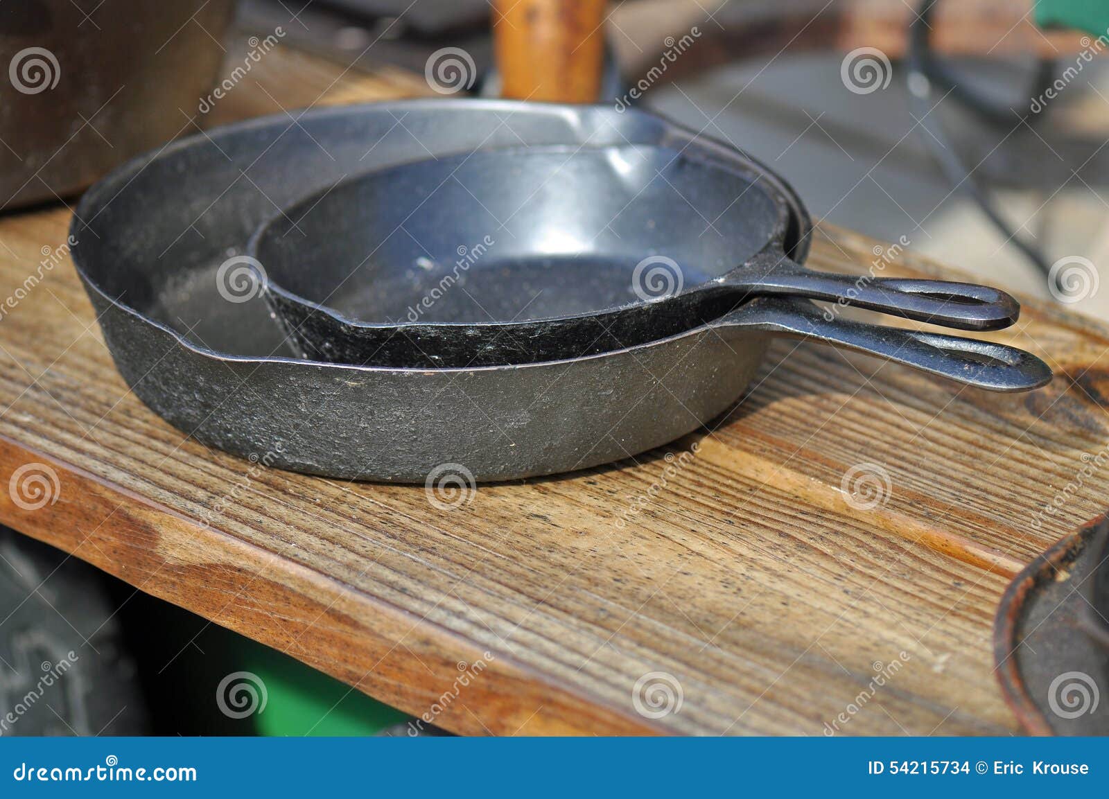 https://thumbs.dreamstime.com/z/cast-iron-pans-vintage-pots-display-state-fair-grounds-raleigh-54215734.jpg