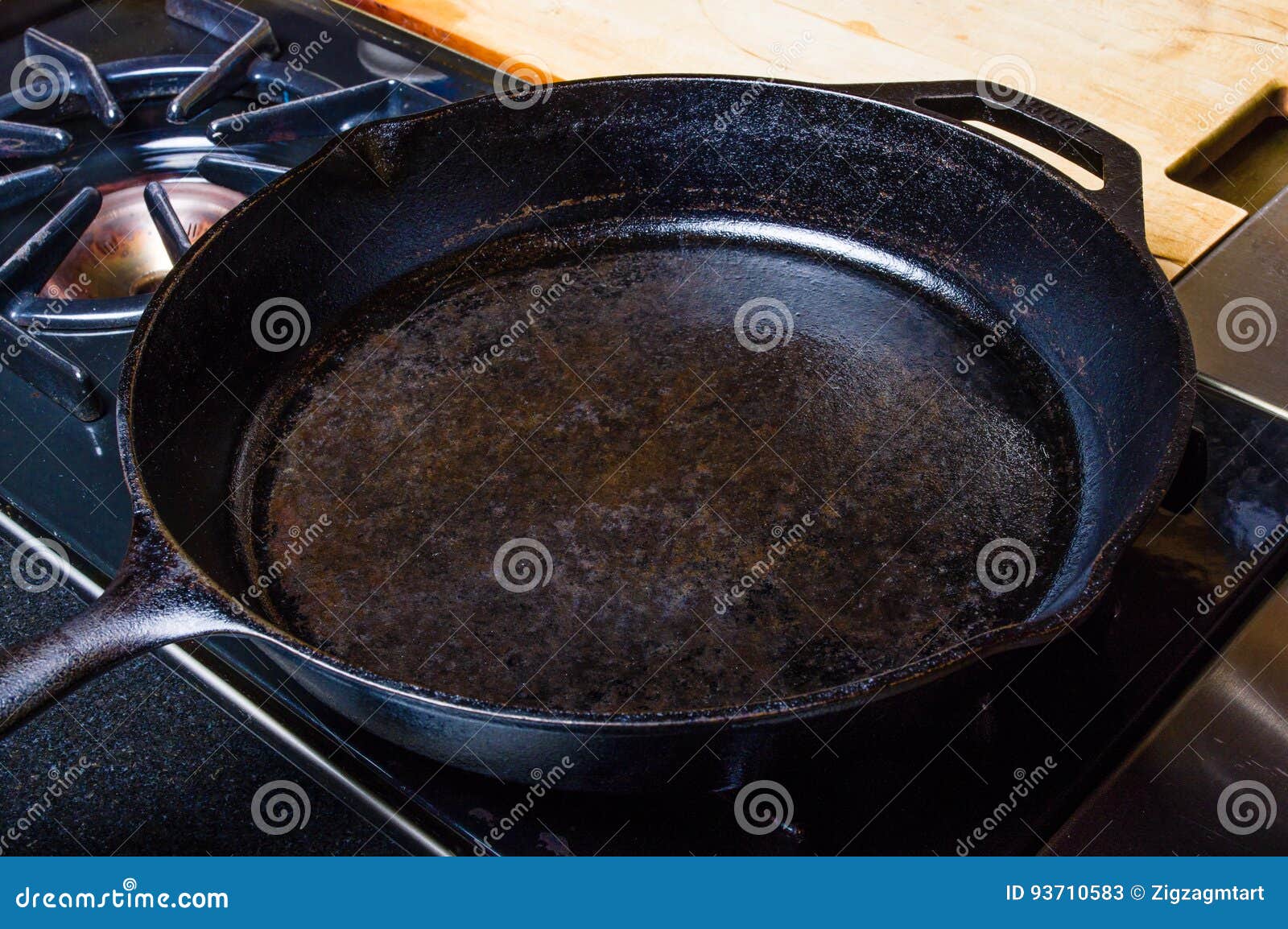 Cast iron skillet on stove stock image. Image of greasy 93710583