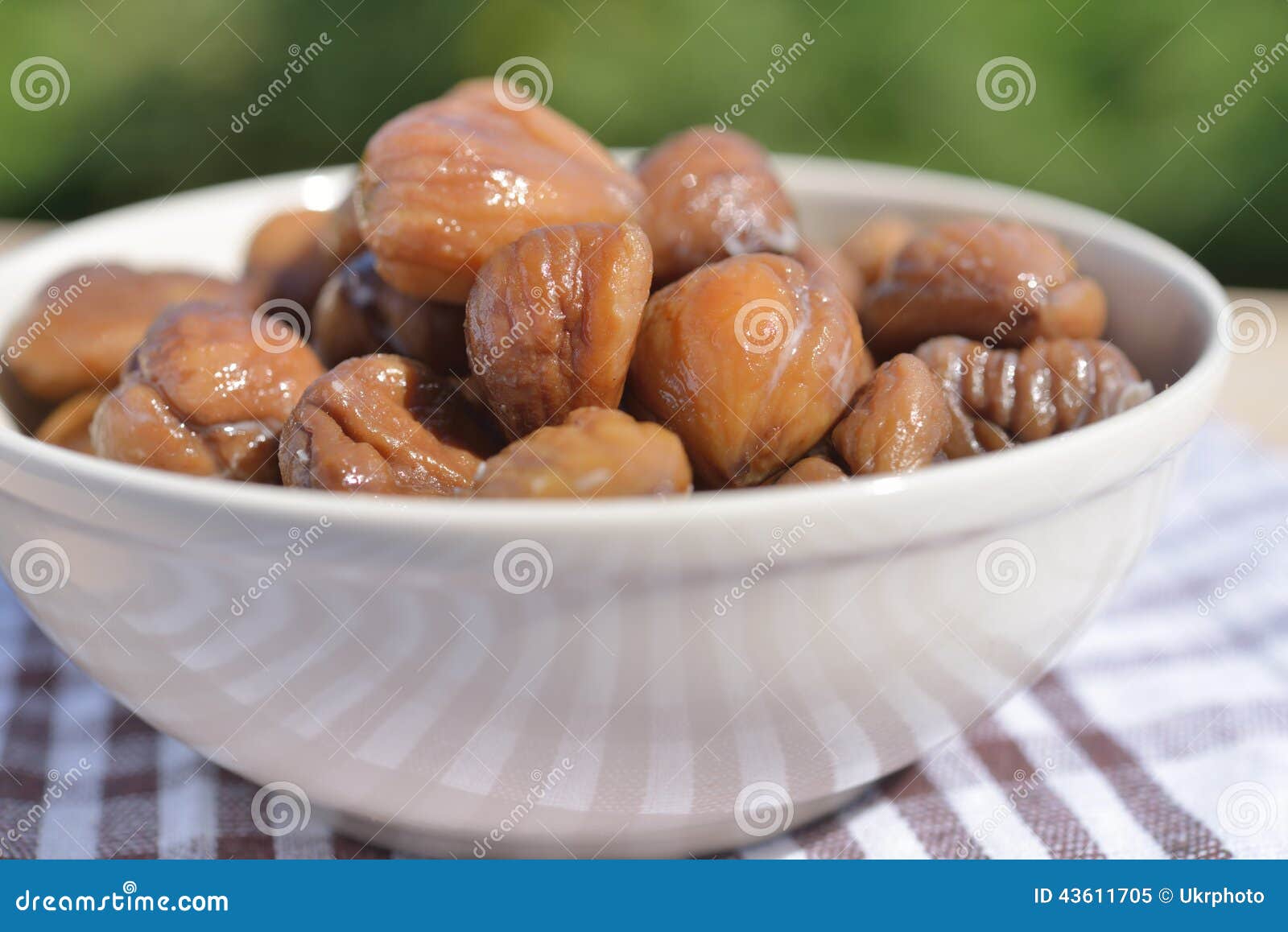 Castagne cotte a vapore immagine stock. Immagine di piatto - 43611705