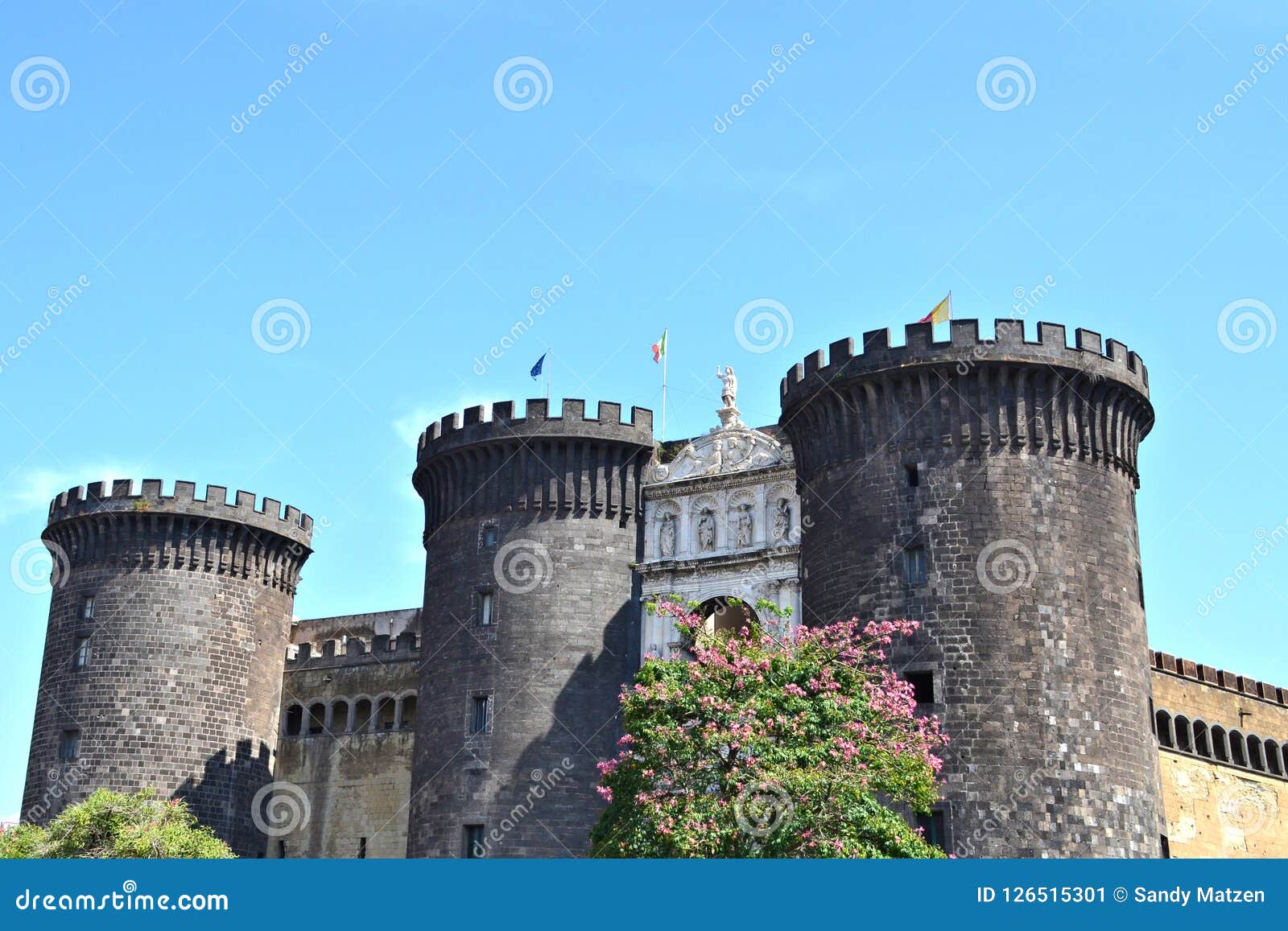 Castel Nuovo, igualmente chamado Maschio Angioino em Nápoles, Itália. Torres de Castel Nuovo, igualmente chamadas Maschio Angioino em Nápoles, Itália