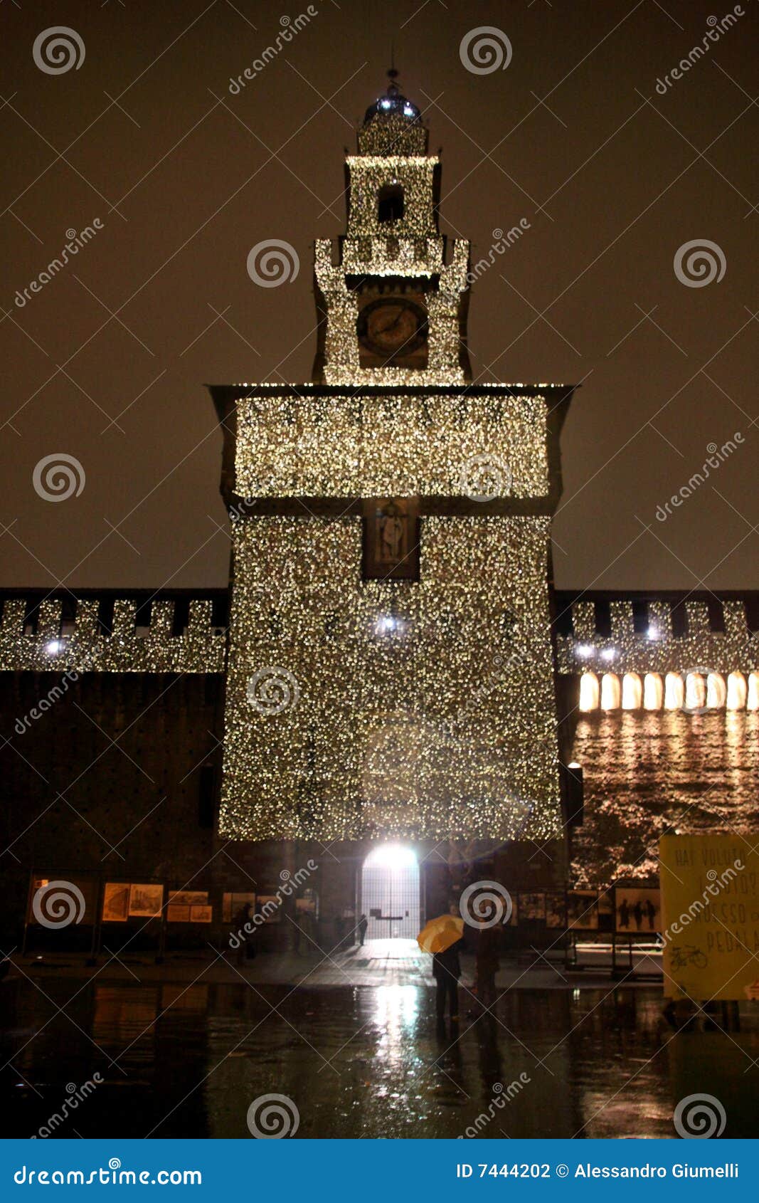 Castel πέντε Μιλάνο sforzesco. όλα τα chistamas castel κάλυψαν το ελαφρύ Μιλάνο ημέρας φυσικό καλυμμένο sforzesco έτος περίπτωσης s της Ιταλίας νέο
