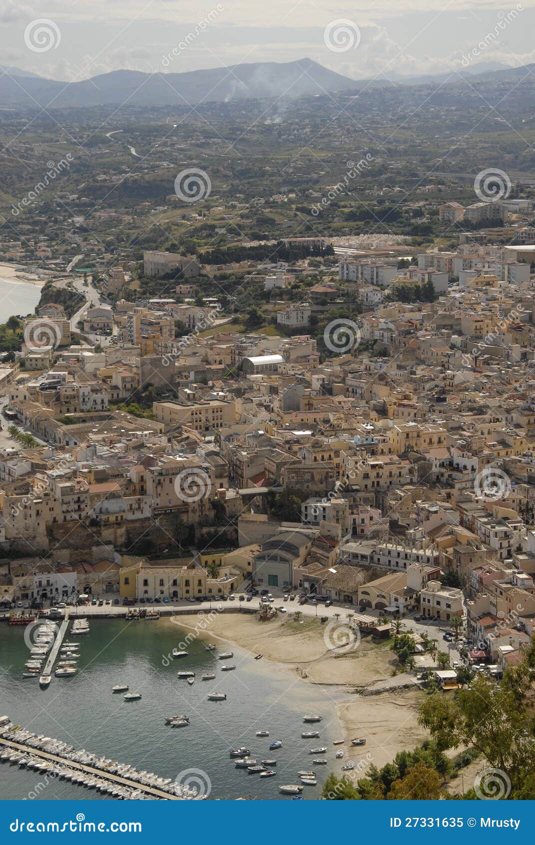Castelammare del Golfo. Castellammare del Golfo is een stad en comune in de Provincie van Trapan van Sicilië. De naam is ruwweg vertaalde Overzeese Vesting van de Golf, die uit de middeleeuwse vesting in de haven voortkomt. De watermassa het zit op ook neemt zijn naam van de vesting, Golfo Di Castellammare.