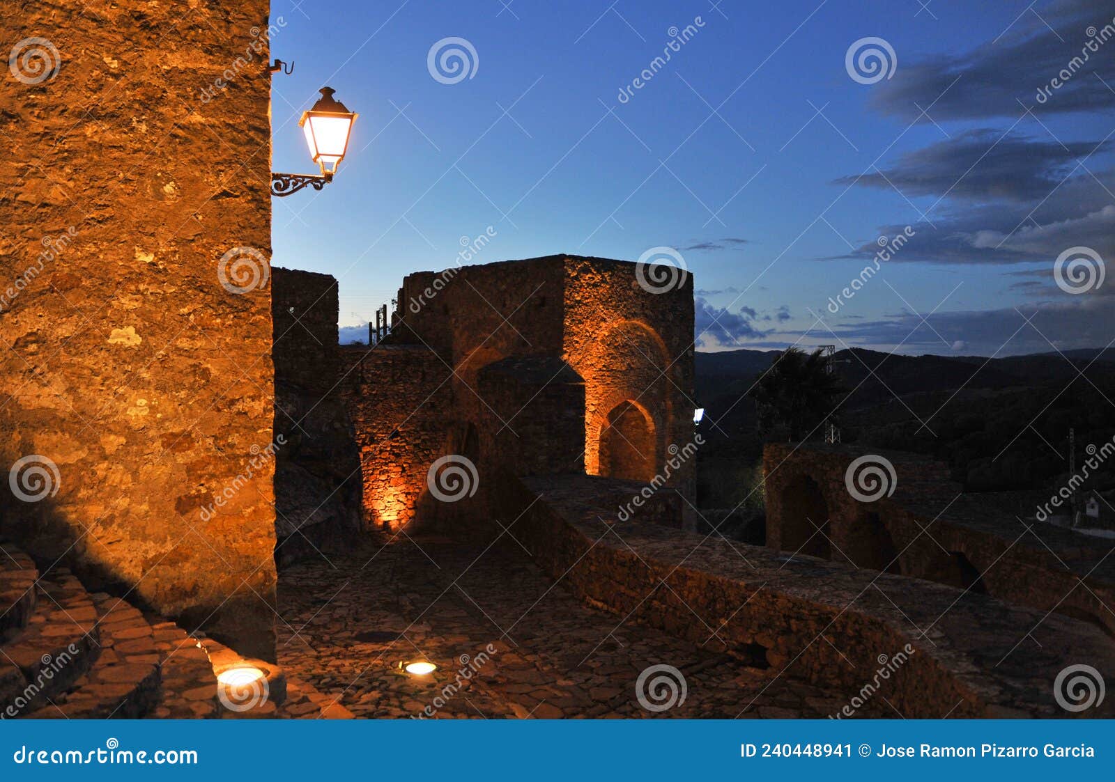 castillo de castellar de la frontera de noche, provincia de cÃÂ¡diz, espaÃÂ±a