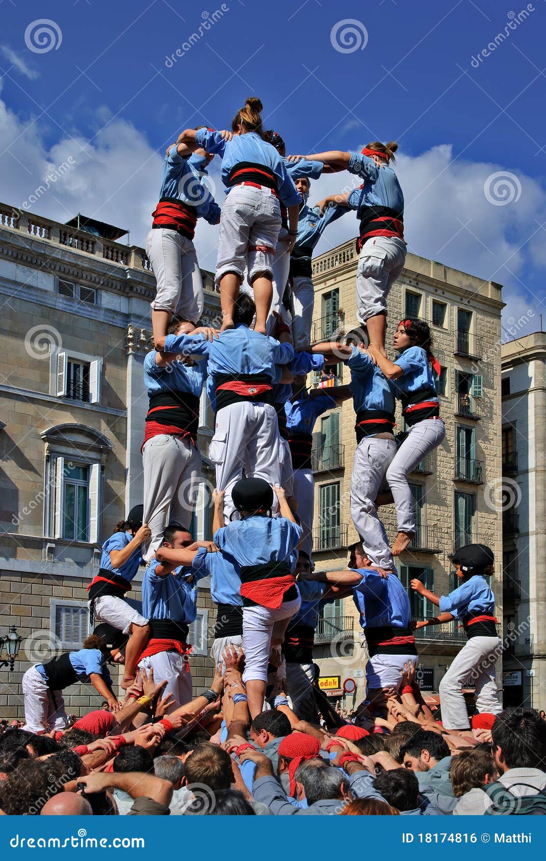 Castellers Barcelona editorial photo. Image of people - 18174816